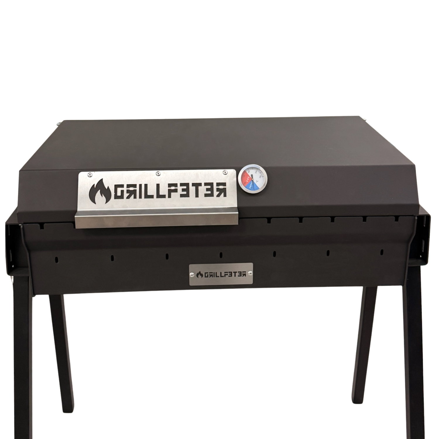 Ein schwarzer Holzkohlegrill mit geschlossenem Deckel, einem Thermometer und silbernem Markenlogo auf weißem Hintergrund.