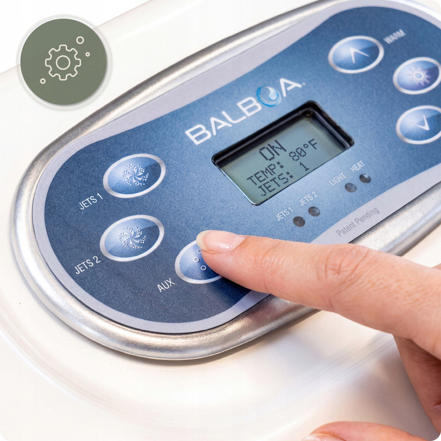 Finger drückt Taste auf Balboa-Whirlpool-Bedienfeld mit Digitaldisplay.