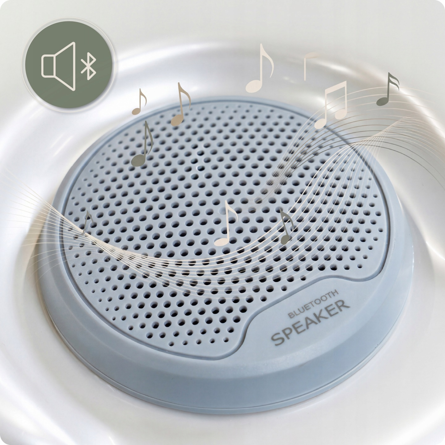 Grauer Bluetooth-Lautsprecher in weißer Umgebung mit schwebenden Musiknoten und Wellenlinien.