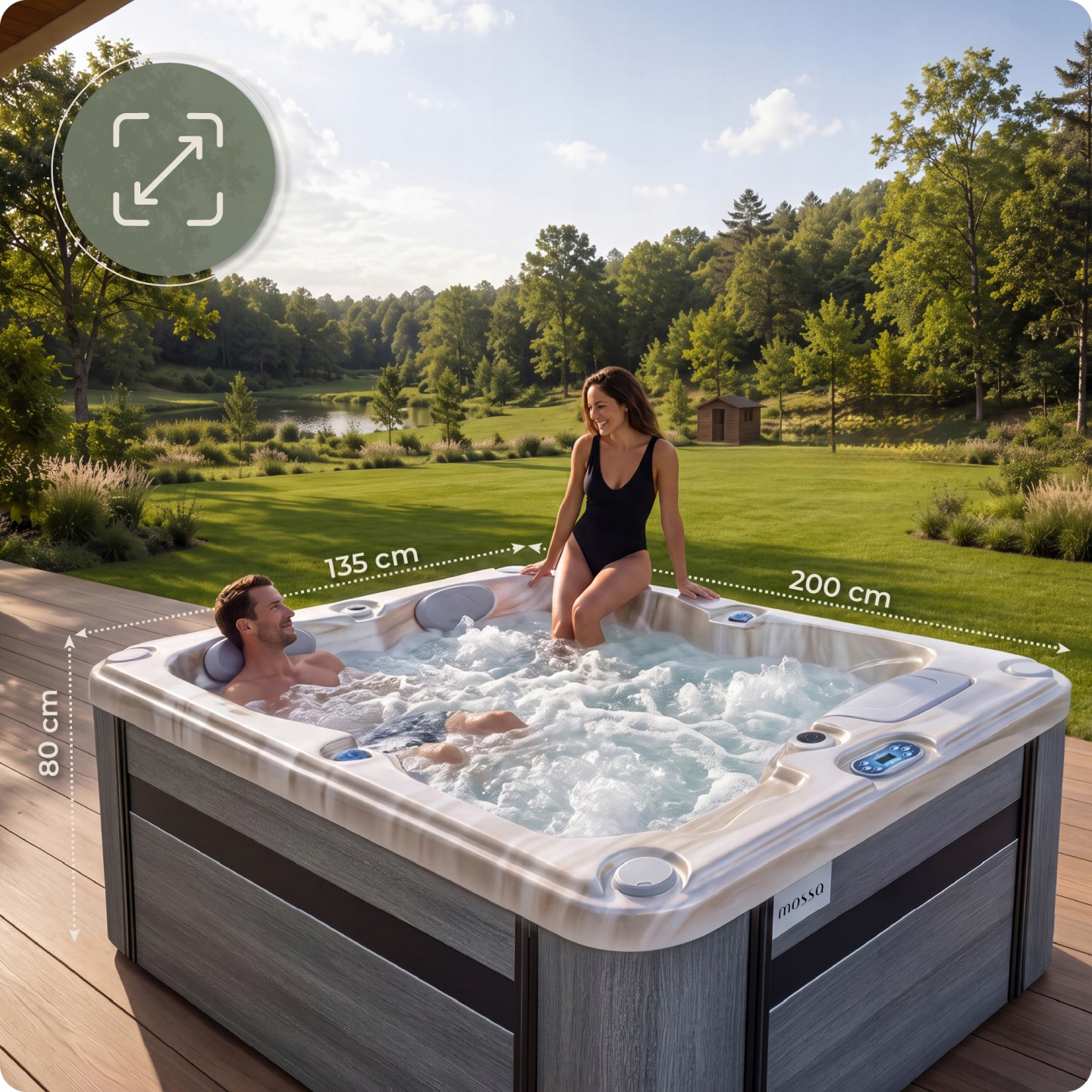 Ein Paar genießt einen Whirlpool auf einer Terrasse mit Blick auf eine grüne Landschaft und einen See.