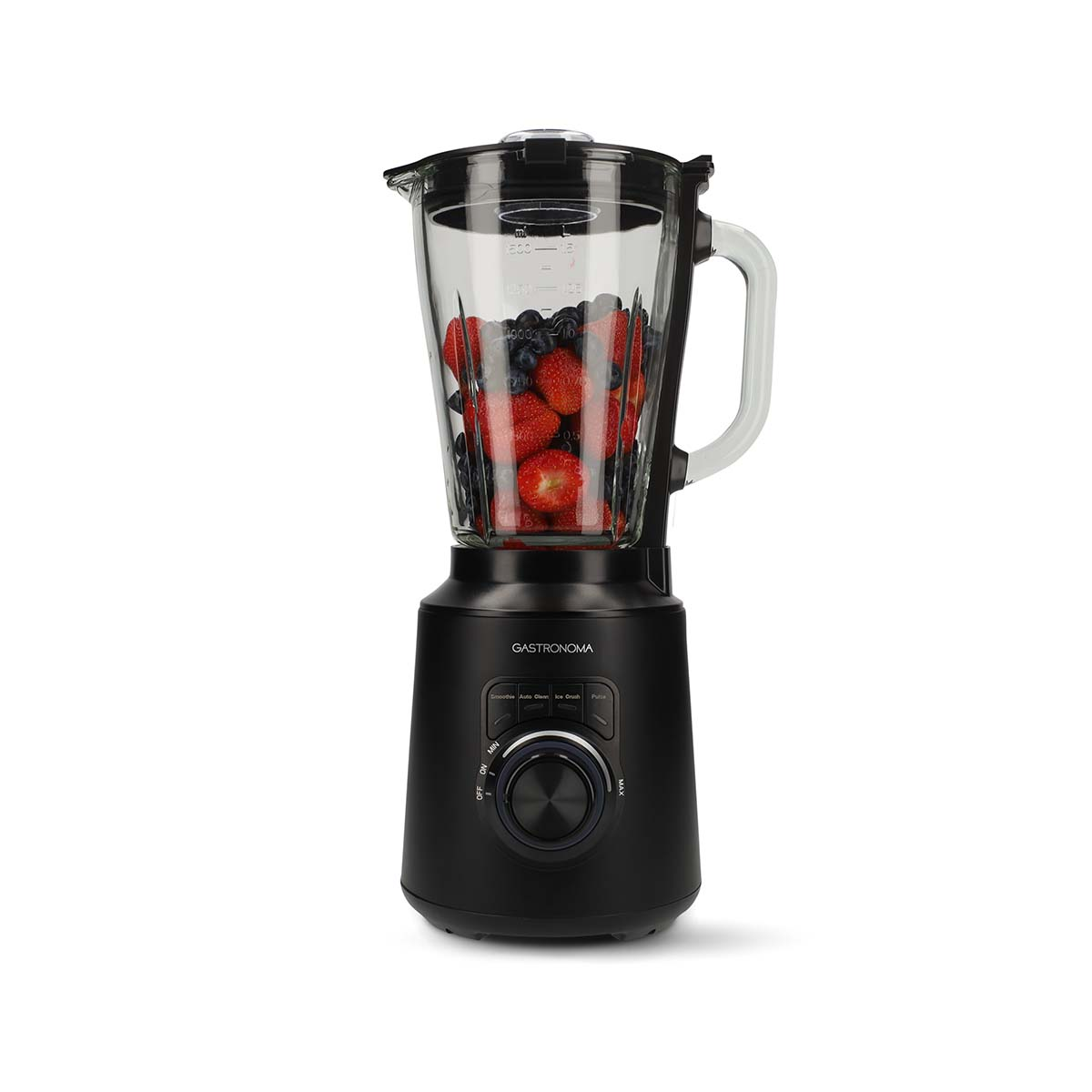 Ein schwarzer Standmixer filled mit Erdbeeren und Blaubeeren auf weißem Hintergrund.