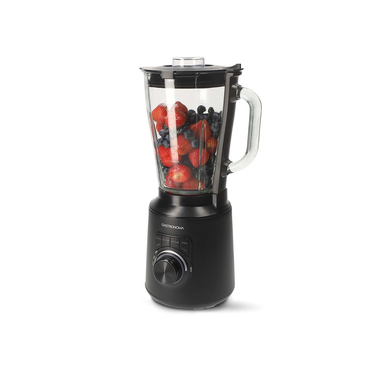Ein schwarzer Standmixer gefüllt mit frischen Erdbeeren und Blaubeeren vor weißem Hintergrund.