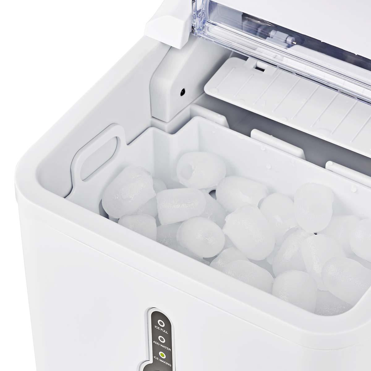 Eine weiße Eismaschine gefüllt mit frischen, zylindrischen Eiswürfeln, mit Statusanzeigen unten.