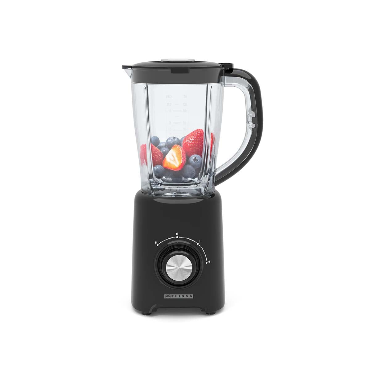 Ein schwarzer Standmixer mit einem Glasbehälter gefüllt mit Erdbeeren und Blaubeeren auf einem weißen Hintergrund.
