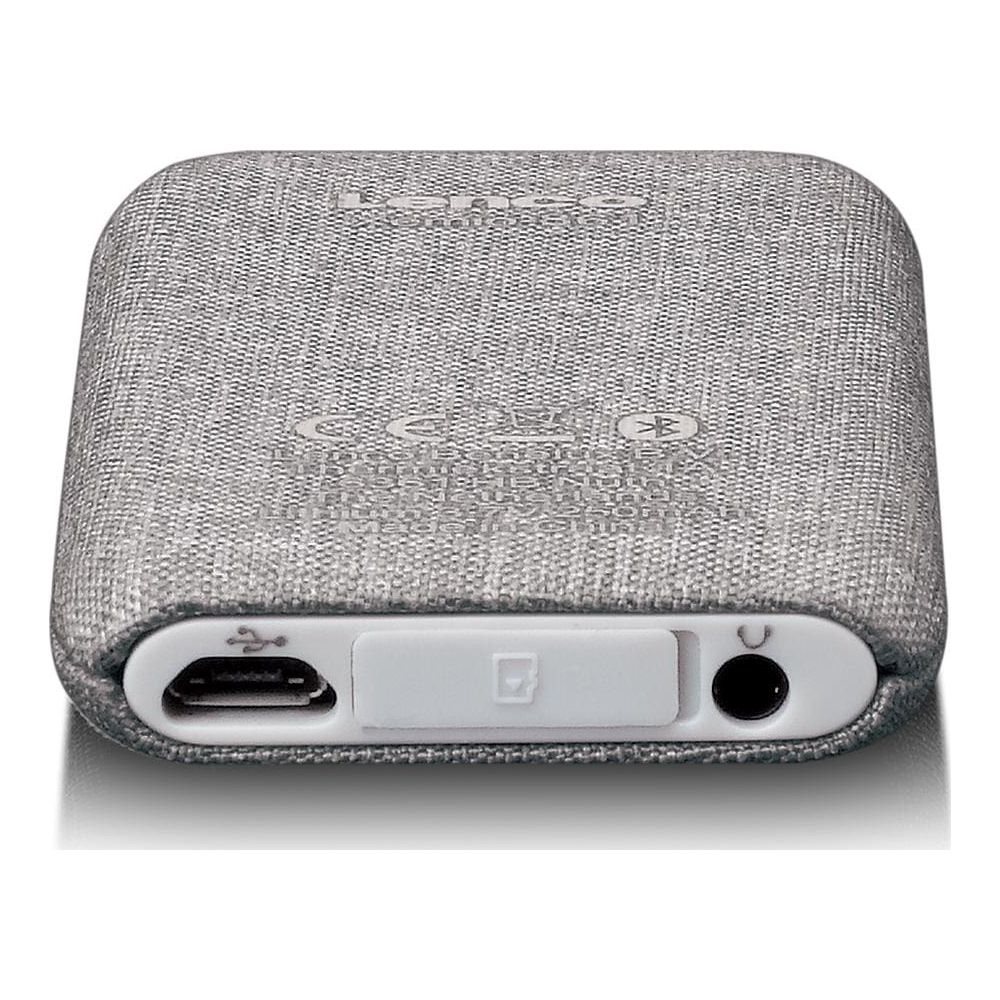 Un gadget grigio rivestito in tessuto con porta USB, slot micro SD e jack audio.
