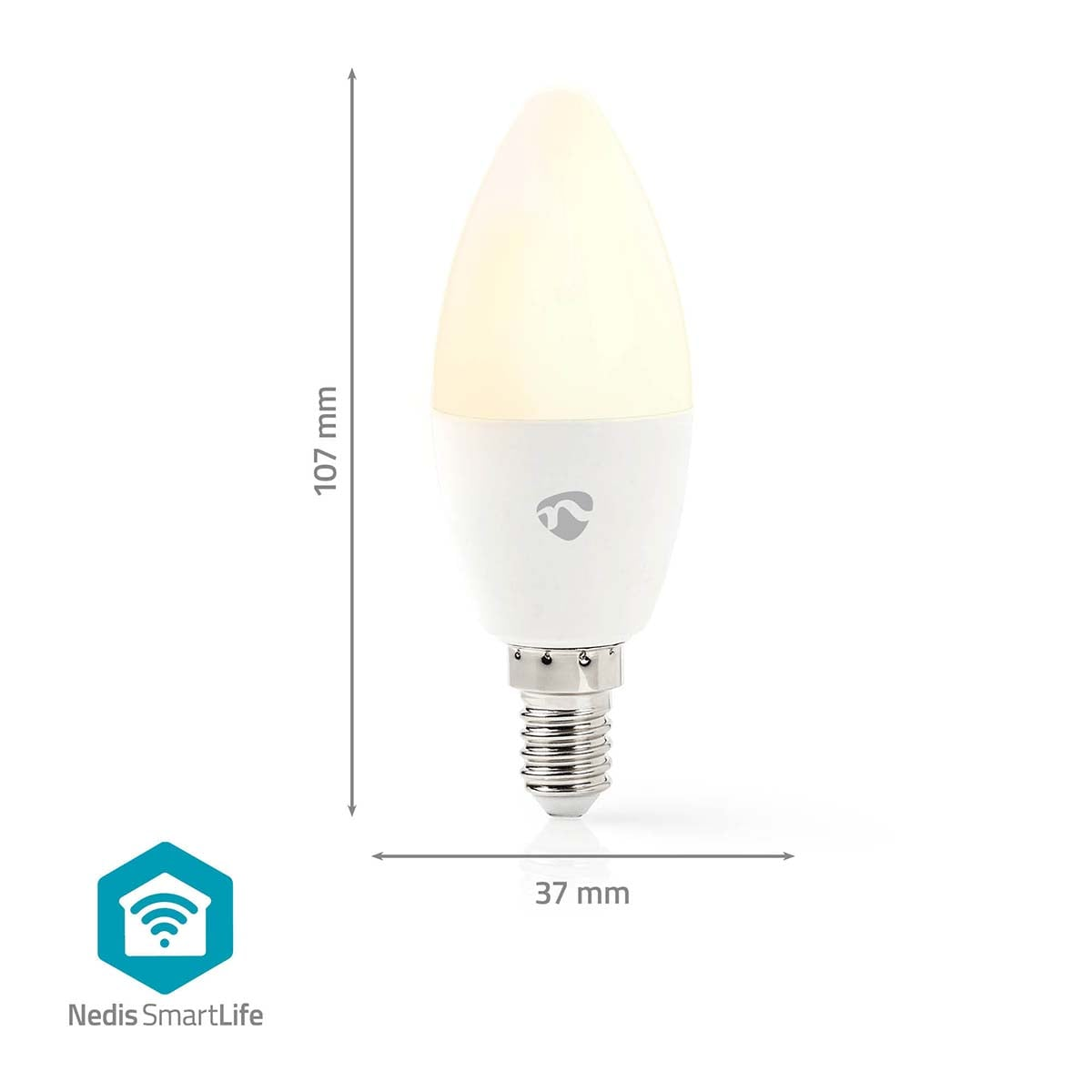 Eine weiße LED-Kerzenlampe mit Maßen von 107x37 mm und einem silbernen Sockel auf weißem Hintergrund.