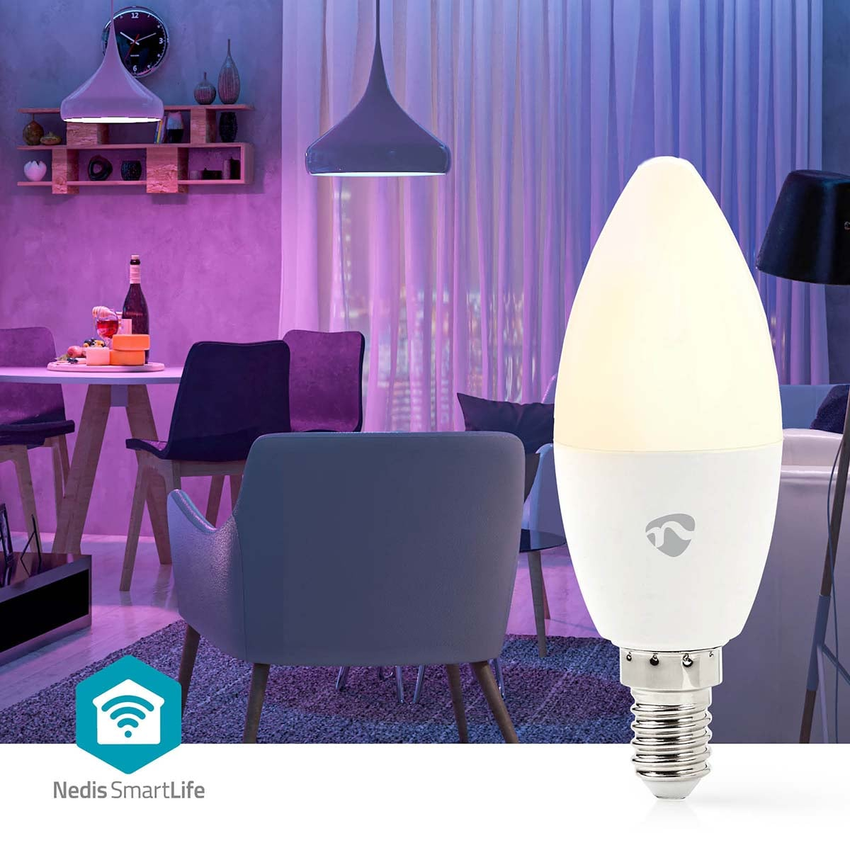 Eine weiße LED-Kerzenlampe im Vordergrund, beleuchtet ein Esszimmer mit rosa und violetten Lichtern im Hintergrund.