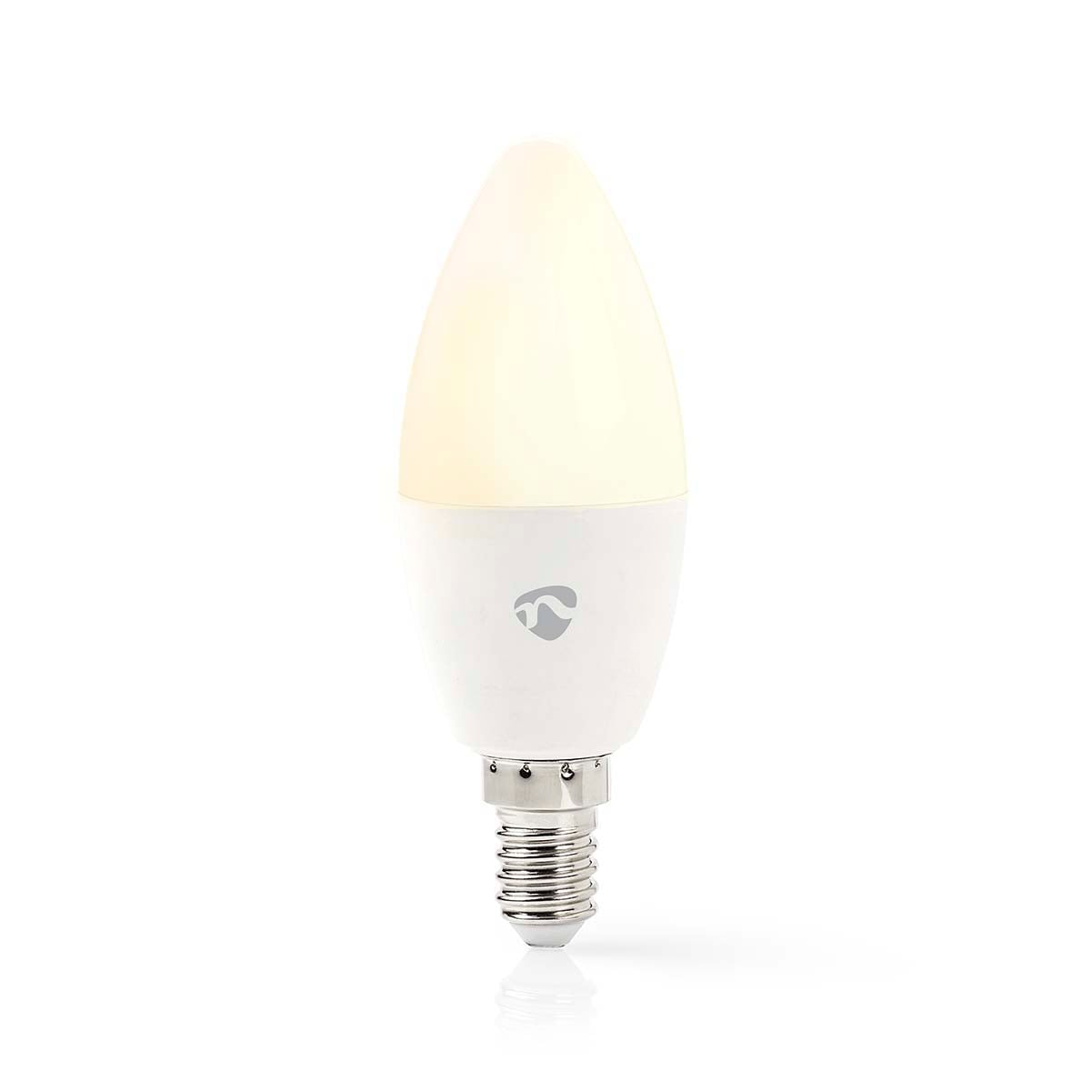 Eine weiße LED-Kerzenlampe mit Schraubsockel vor weißem Hintergrund.