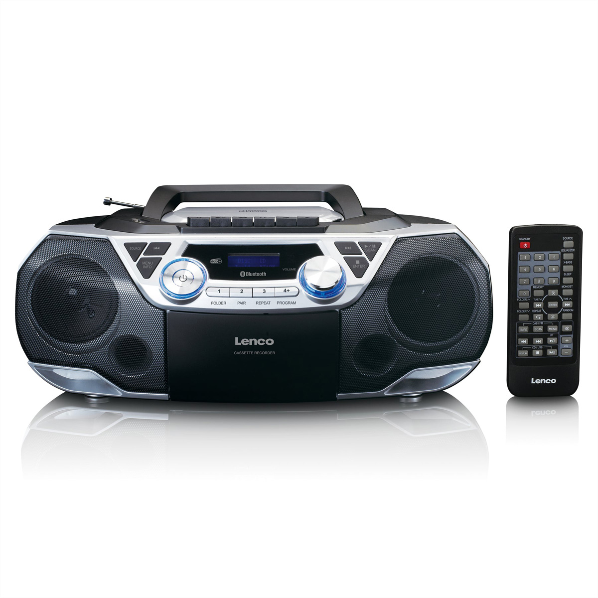 Ein silberner und schwarzer Lenco-Boombox mit Kassettenrekorder und Fernbedienung vor weißem Hintergrund.