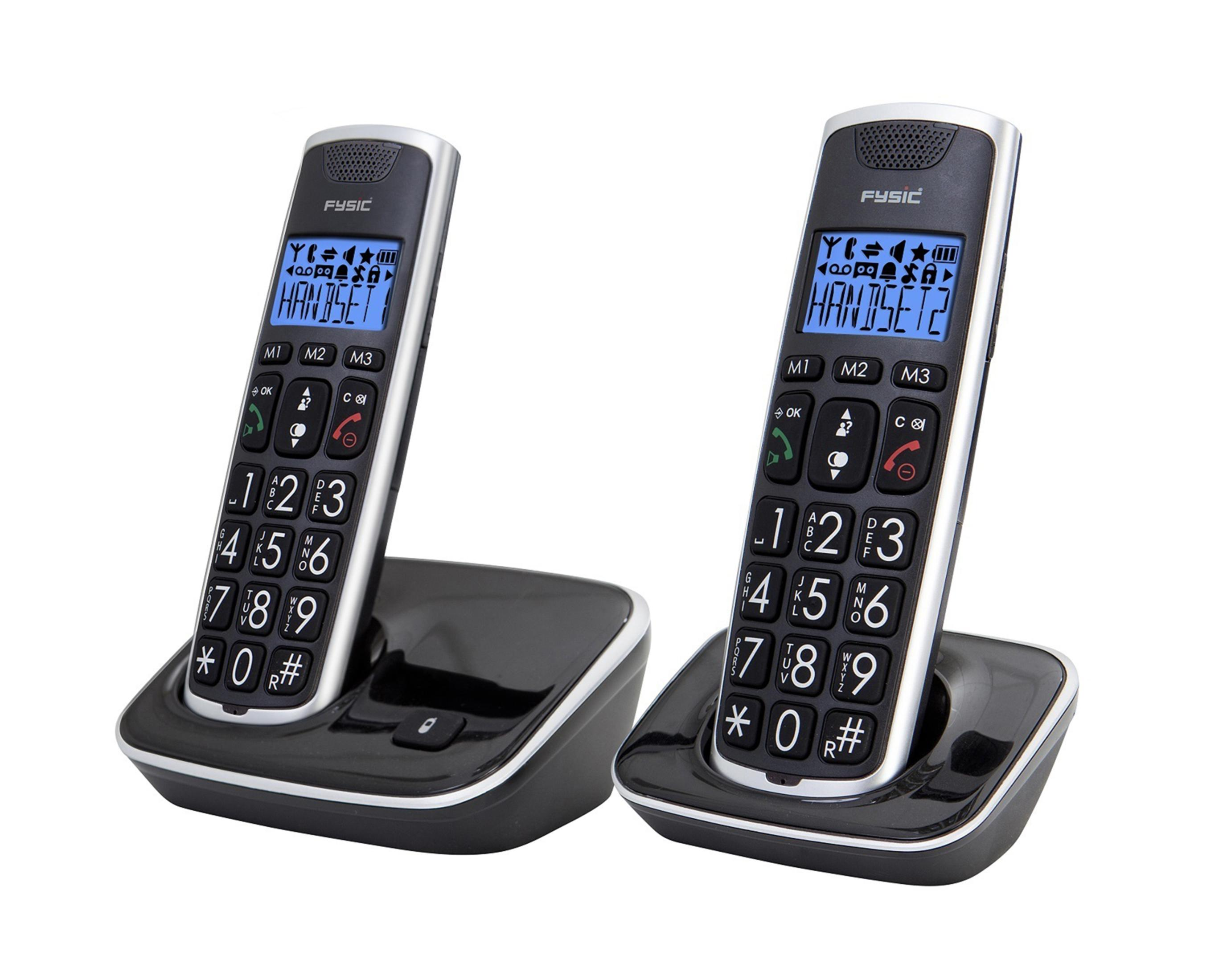 Zwei schwarze schnurlose Telefone mit großen Tasten und blauen Displays stehen auf ihren Ladestationen.