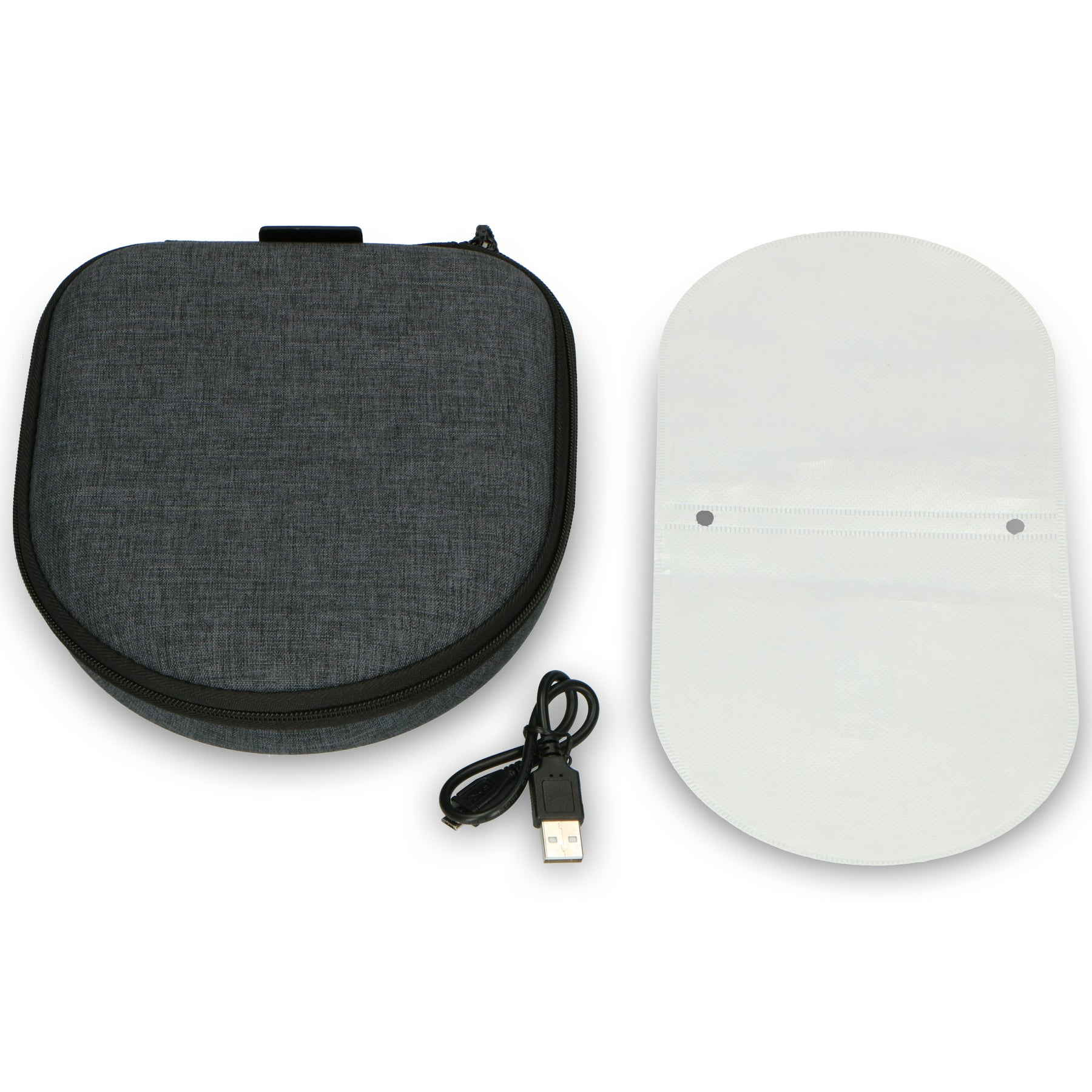 Eine graue Hartschalen-Tasche, ein USB-Kabel und ein weißes Textilpad auf weißem Hintergrund.