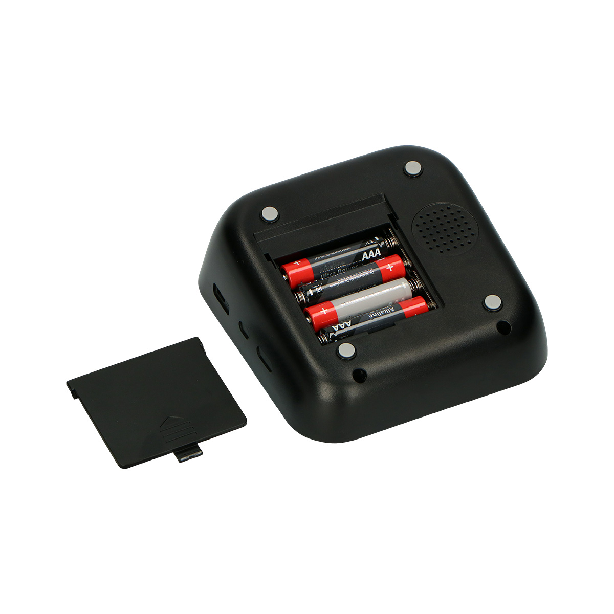 Ein schwarzes elektronisches Gerät mit geöffnetem Batteriefach zeigt vier AAA-Batterien, die abgenommene Abdeckung daneben.