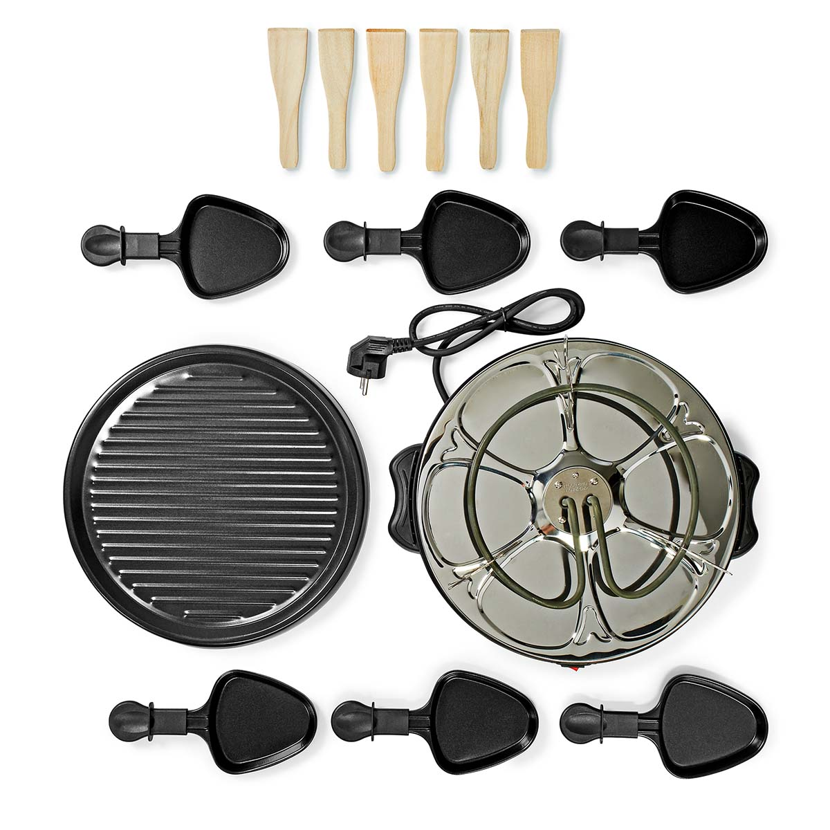 Ein Raclette-Set mit Grillplatte, Heizbasis, sechs kleinen Pfännchen und sechs Holzspateln auf weißem Hintergrund.