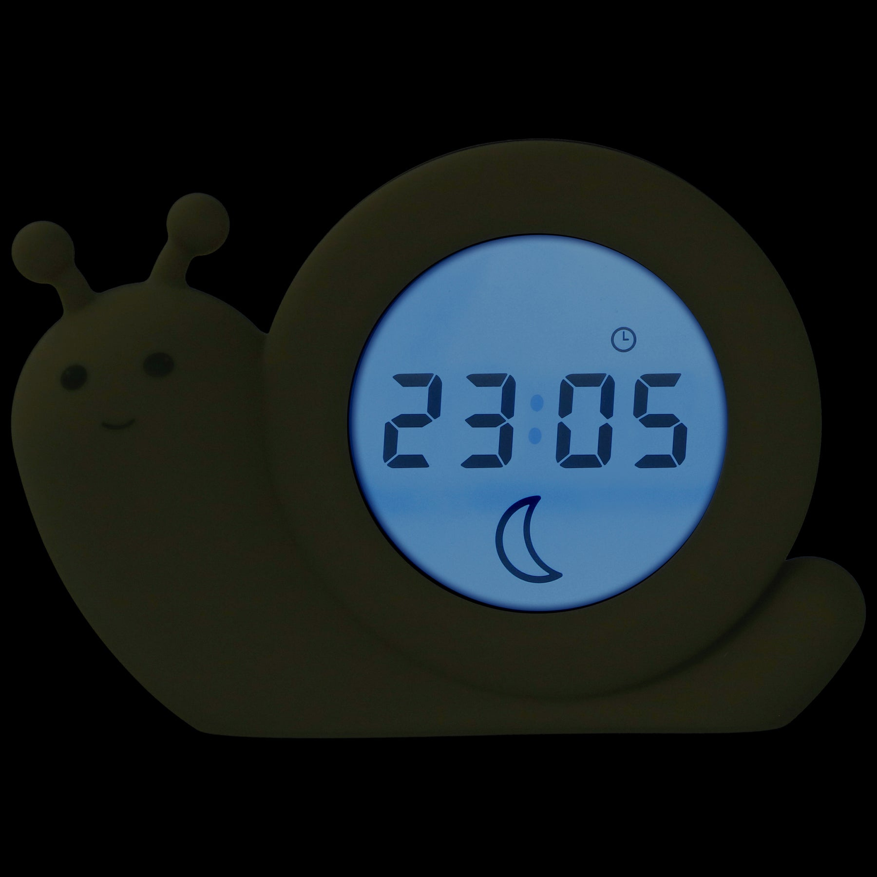 Ein leuchtender schneckenförmiger Digitalwecker zeigt 23:05 Uhr mit Mondsymbol auf schwarzem Hintergrund.