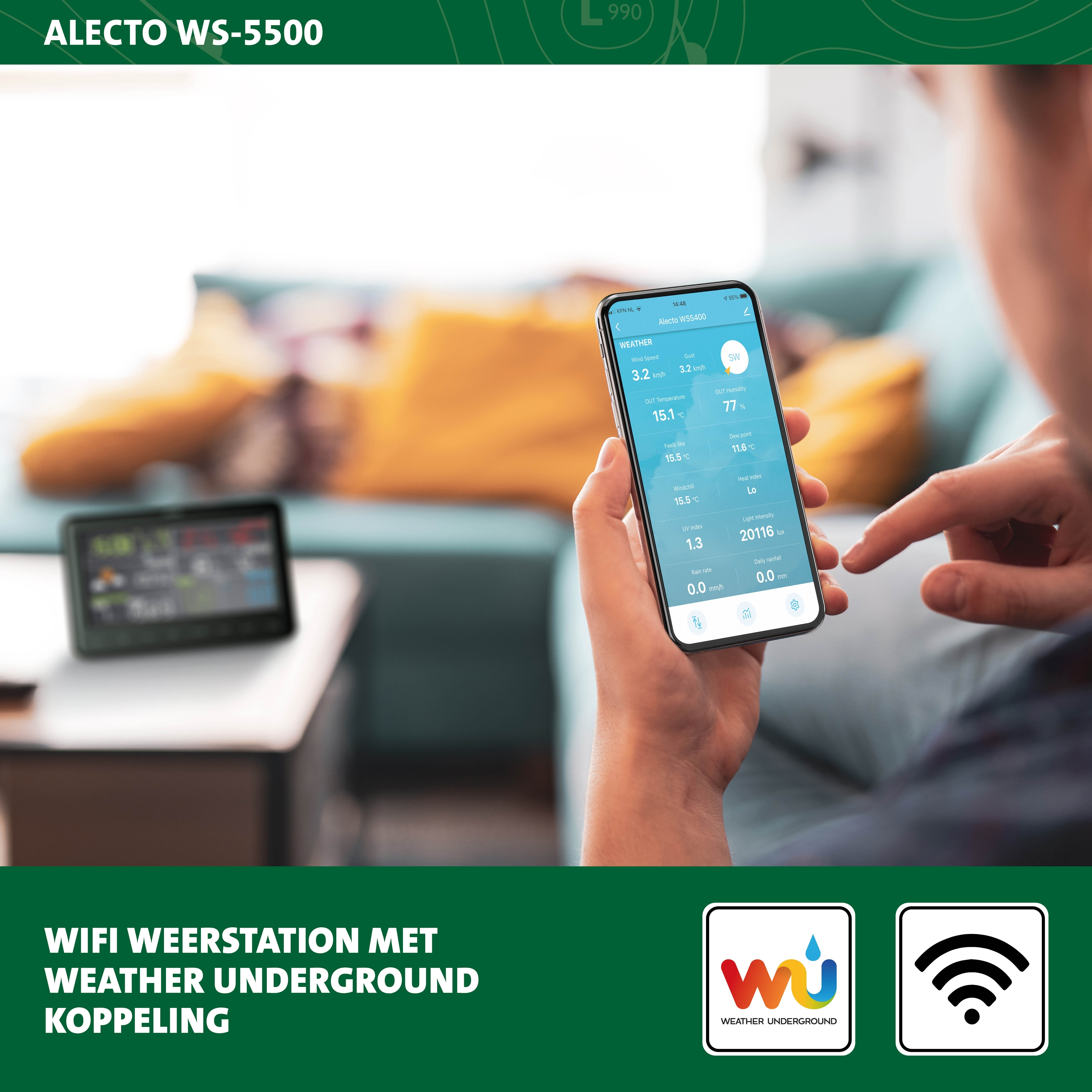 Un homme utilise une application météo sur son smartphone dans un salon.