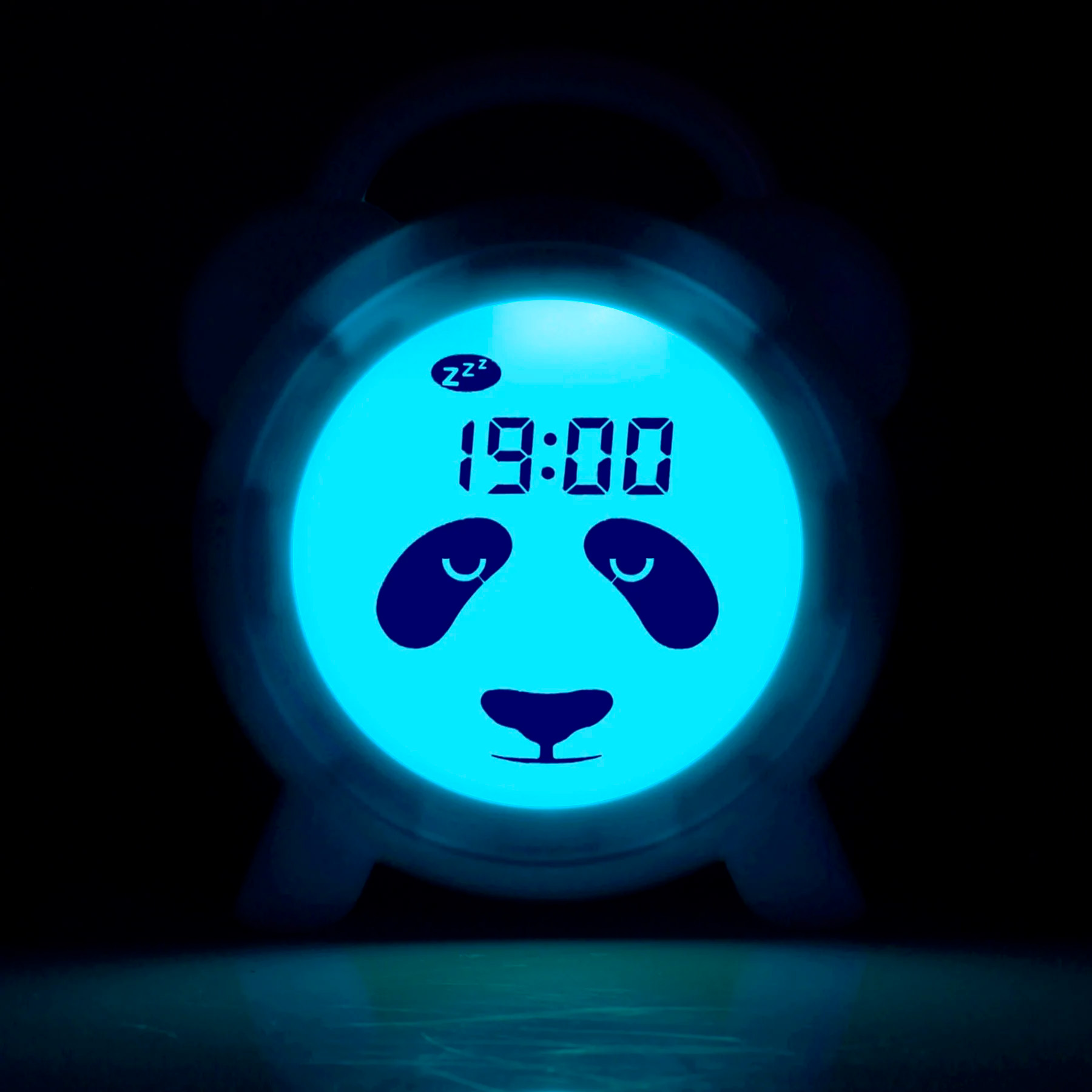 Ein leuchtend blauer digitaler Wecker mit Panda-Gesicht und der Uhrzeit 19:00 Uhr in einem dunklen Raum.