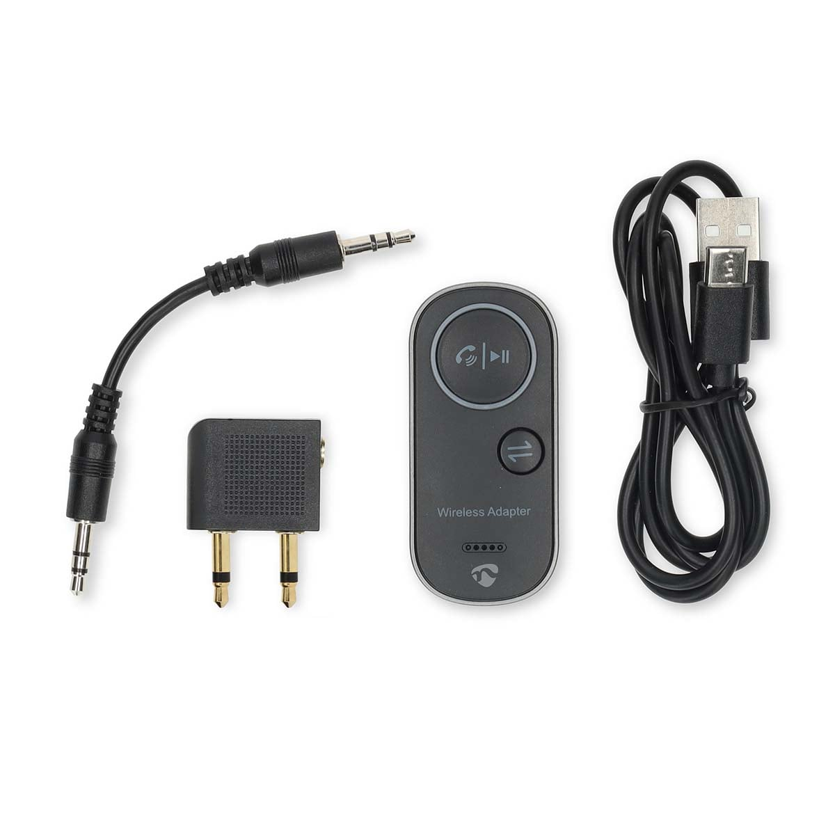 Schwarzer WLAN-Adapter mit Audiokabeln, Doppelstecker-Flugadapter und Ladekabel auf weißem Hintergrund.
