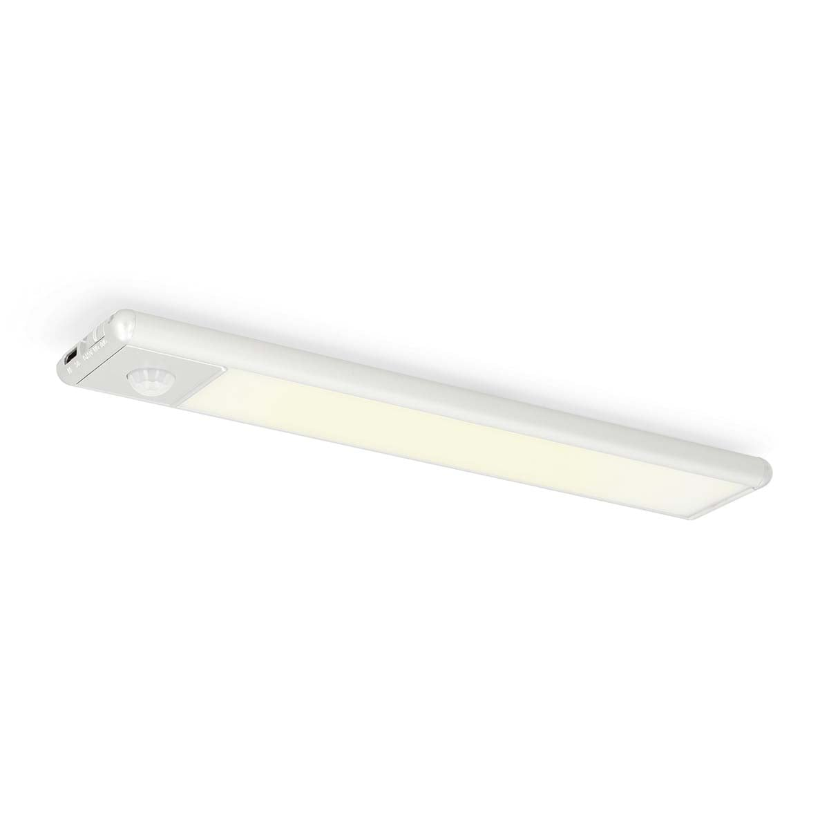 Una luce LED bianca sottopensile con sensore di movimento su sfondo bianco.