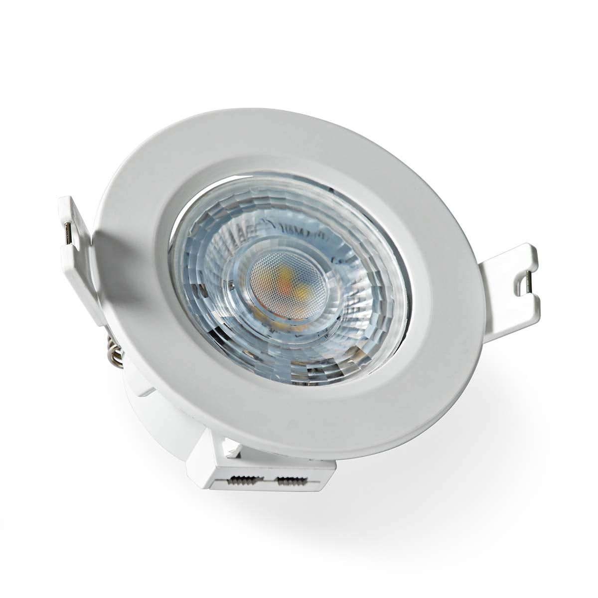 Un foco LED empotrable redondo y blanco con bombilla integrada y clips de resorte plateados.