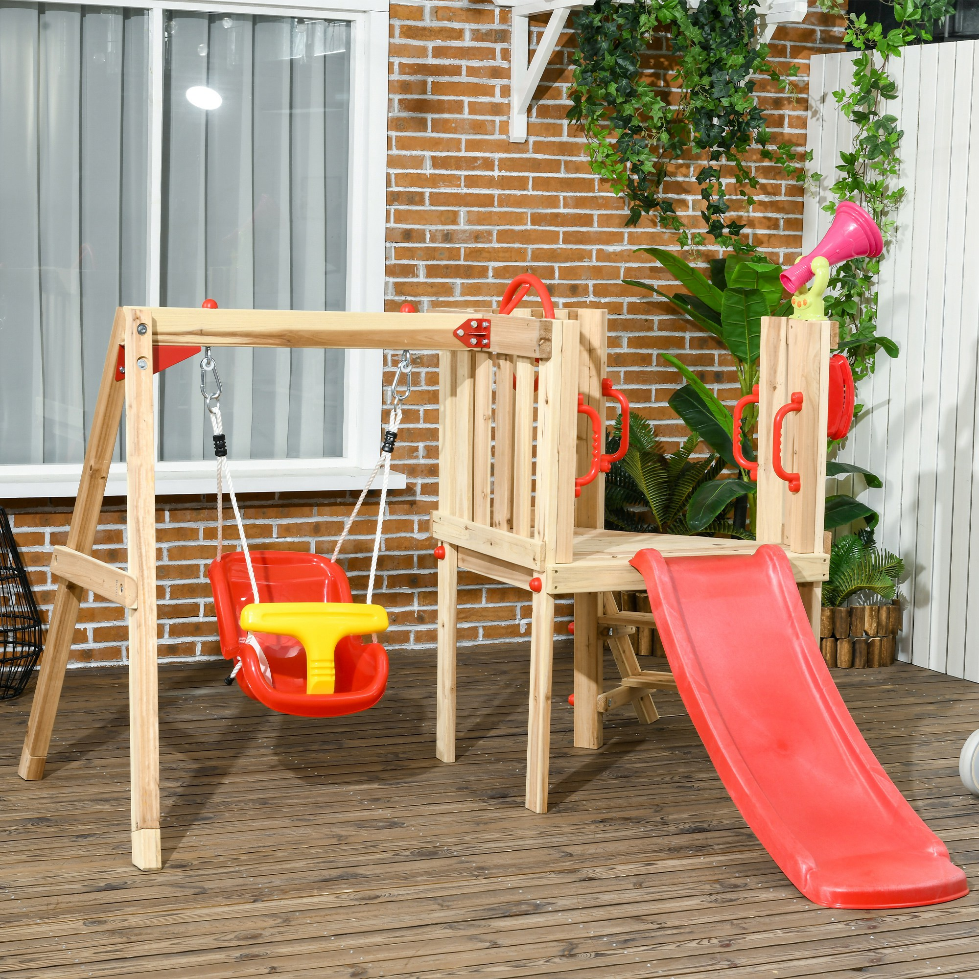 Parco giochi in legno con scivolo rosso, altalena rossa e gialla su terrazza in legno.