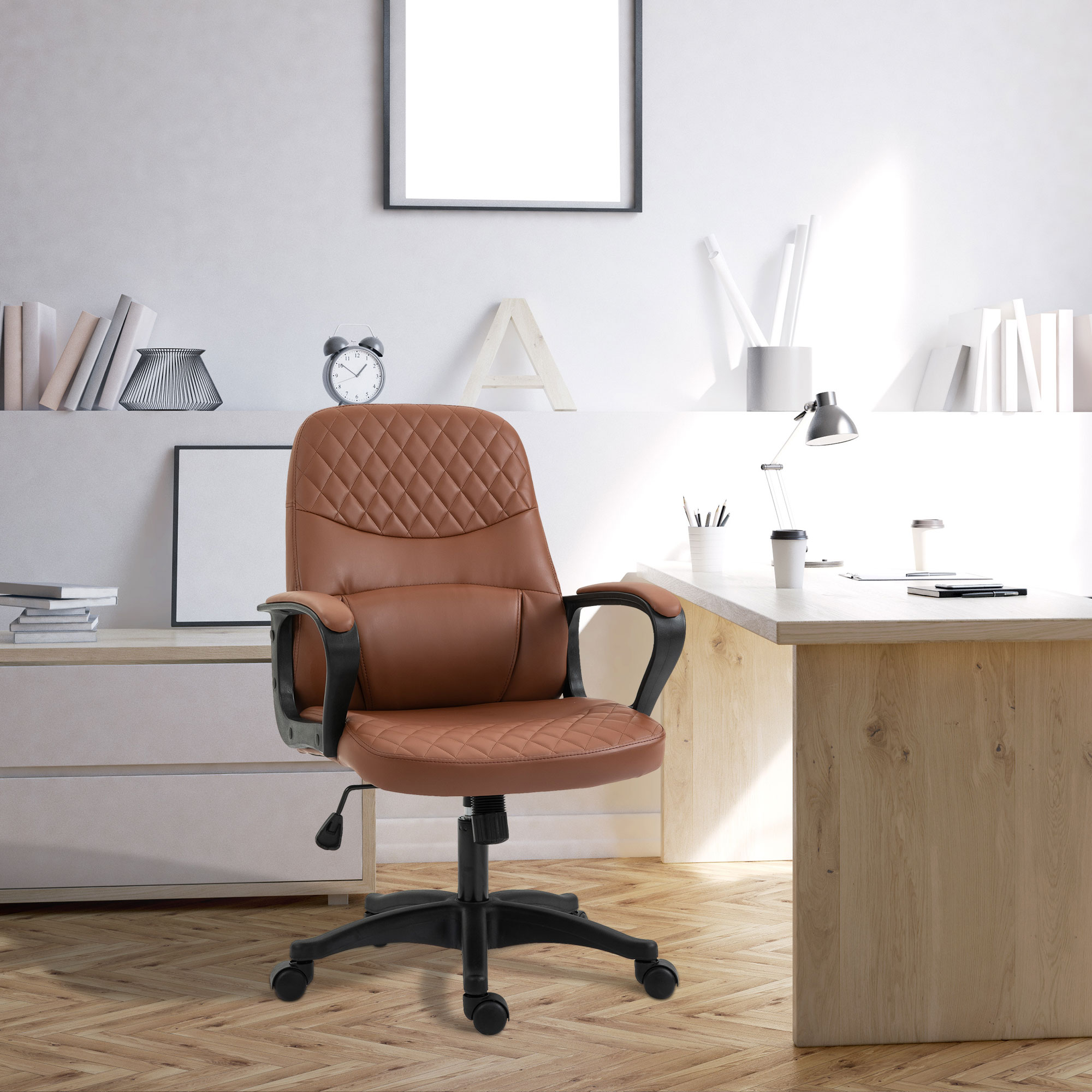 Sedia da ufficio in pelle marrone con braccioli neri in studio moderno.