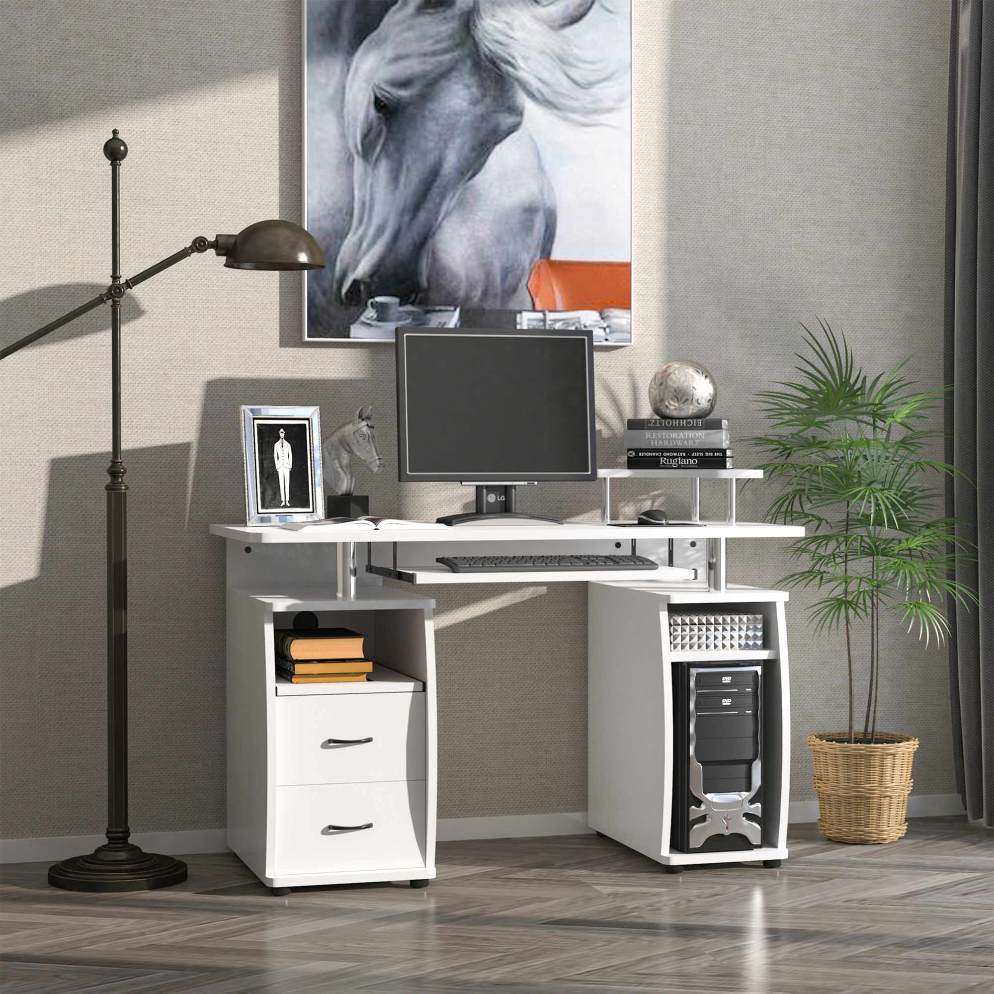 Moderna scrivania bianca per computer con PC, monitor, lampada e pianta in vaso in una stanza con pavimento in legno.