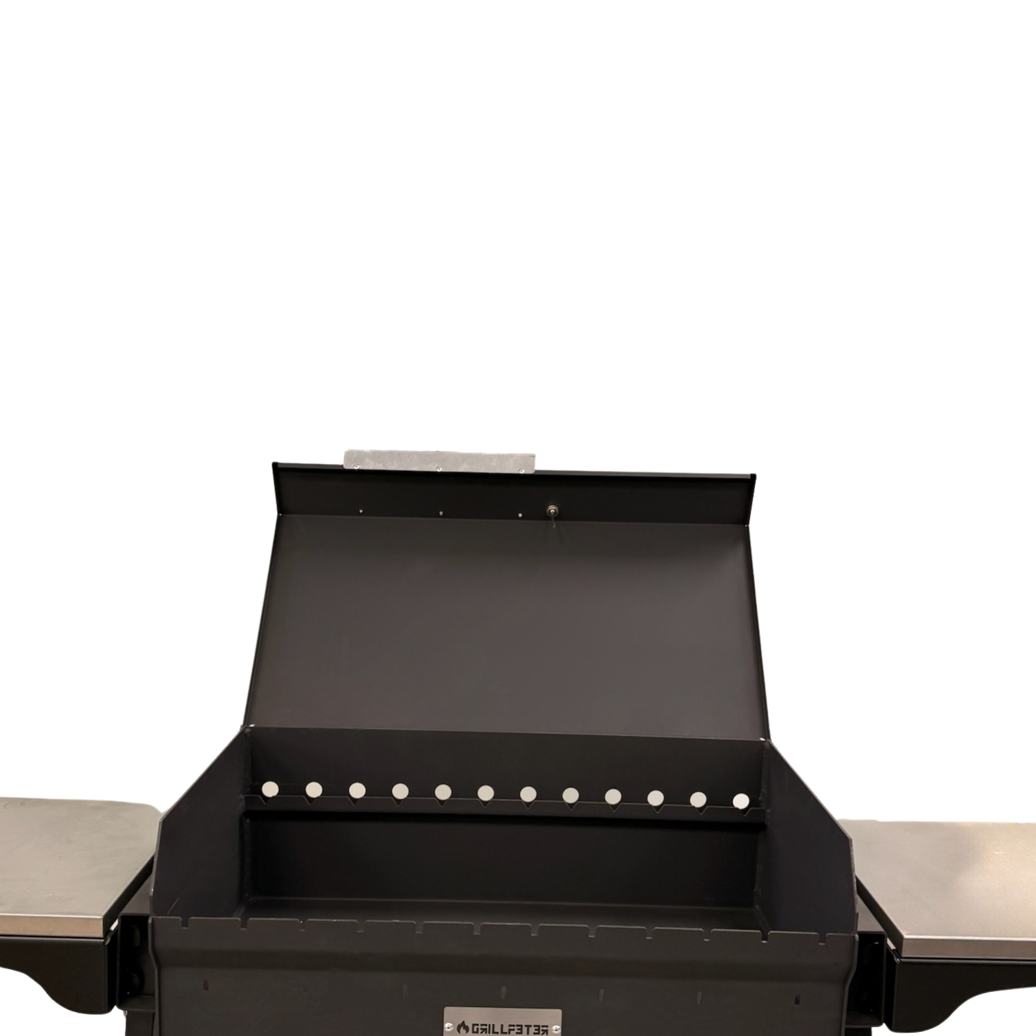 Ein schwarzer Grill mit offenem Deckel und seitlichen Metallablagen vor weißem Hintergrund.