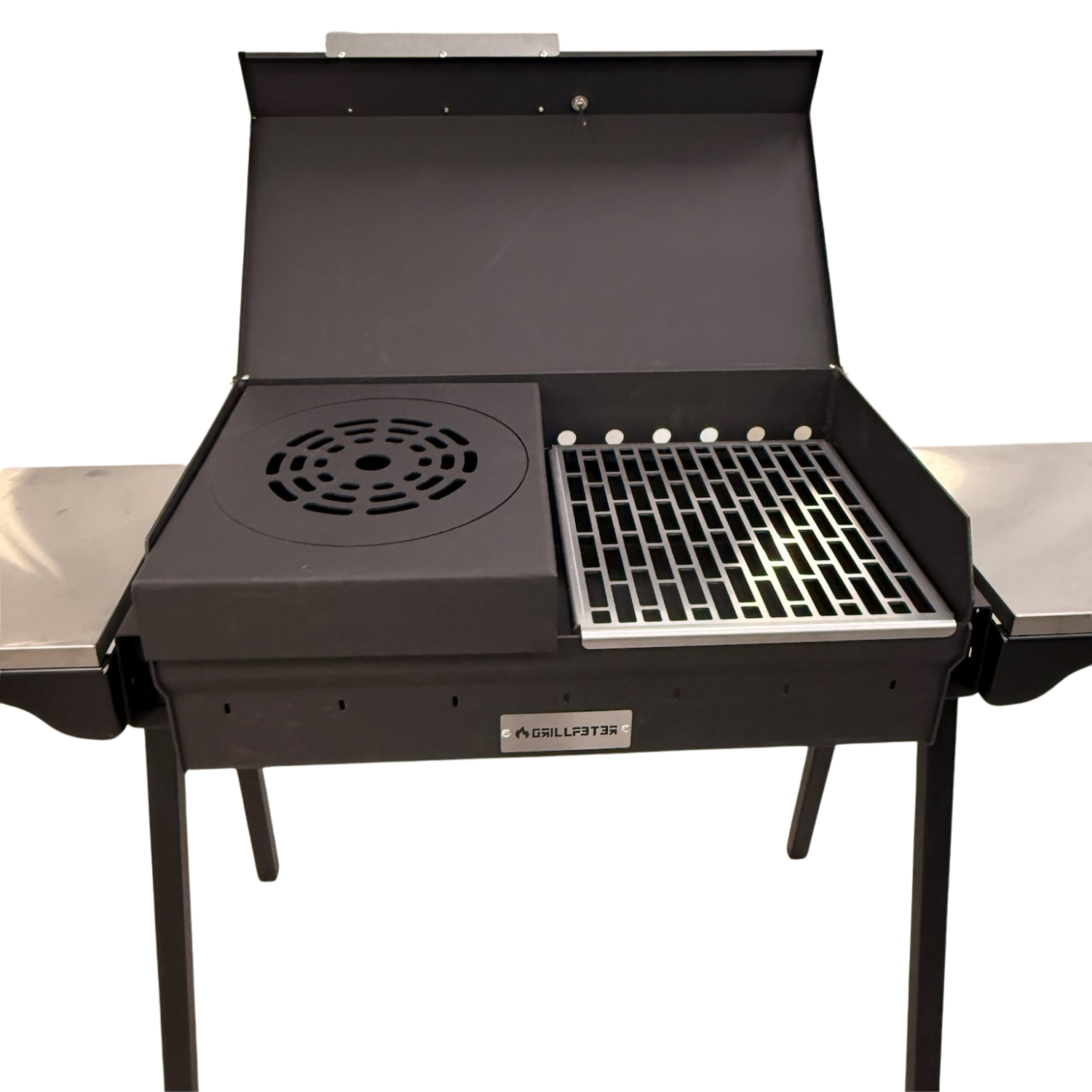 Ein schwarzer Holzkohlegrill mit geöffnetem Deckel, Ablageflächen und Metallrost vor weißem Hintergrund.