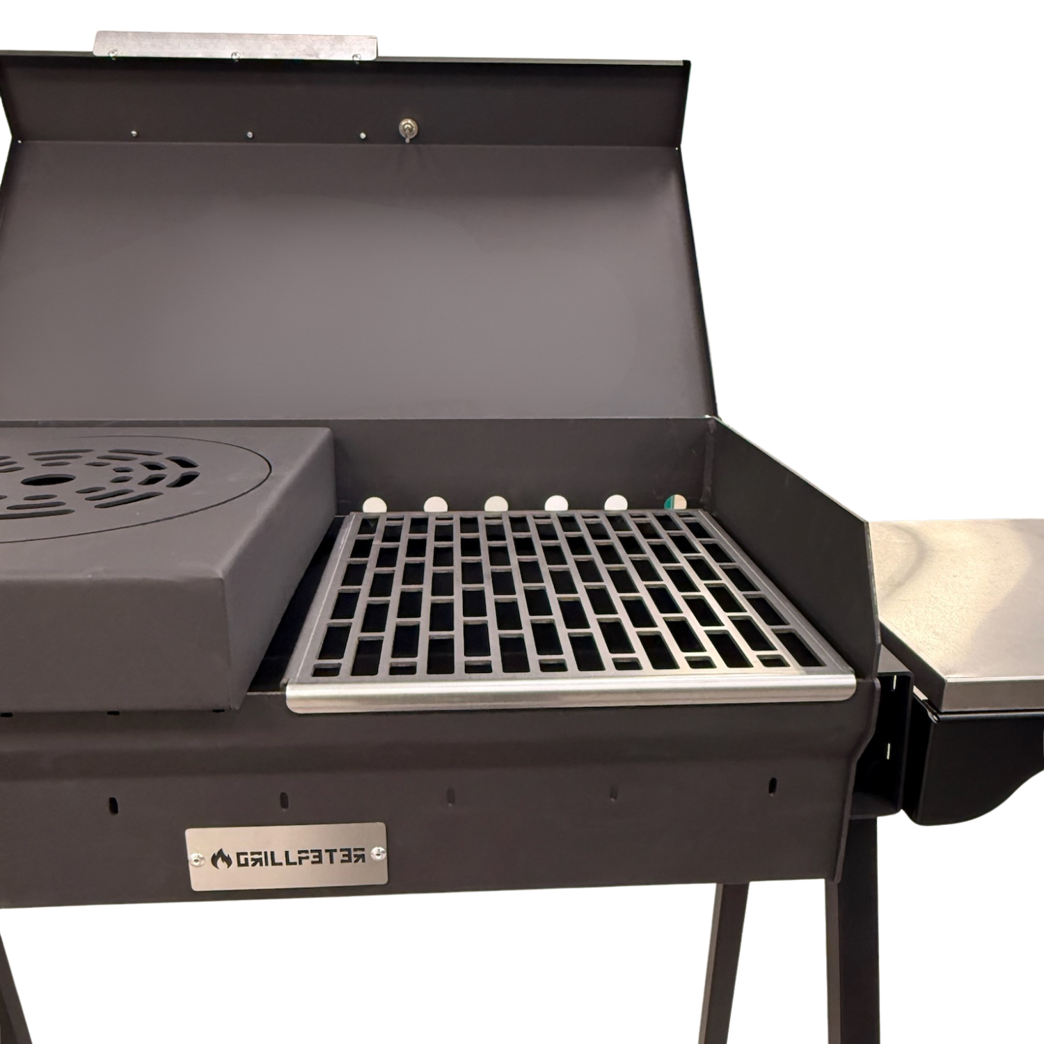 Ein schwarzer Holzkohlegrill mit offenem Deckel, Edelstahlrosten, Seitentisch und Markenschild auf der Vorderseite.