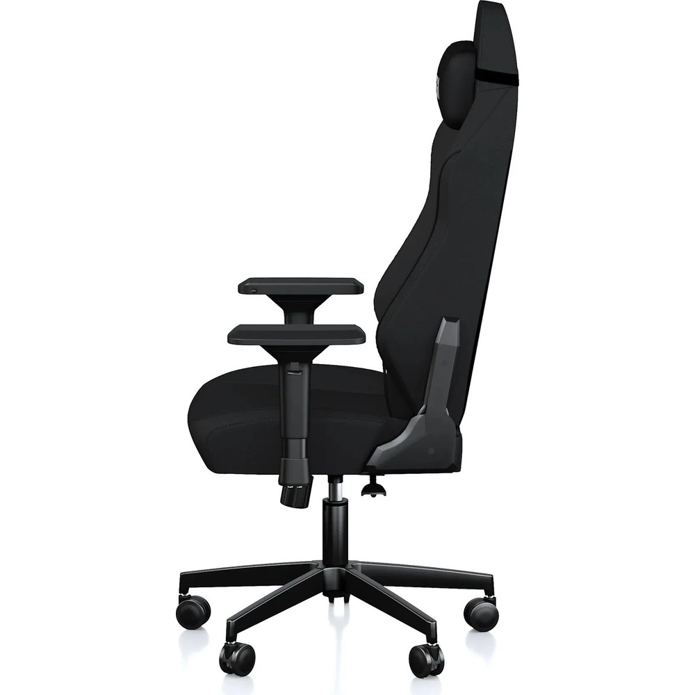 Beyaz arka planda kolçaklı, baş destekli ve tekerlekli ergonomik siyah oyuncu koltuğunun yan görünümü.