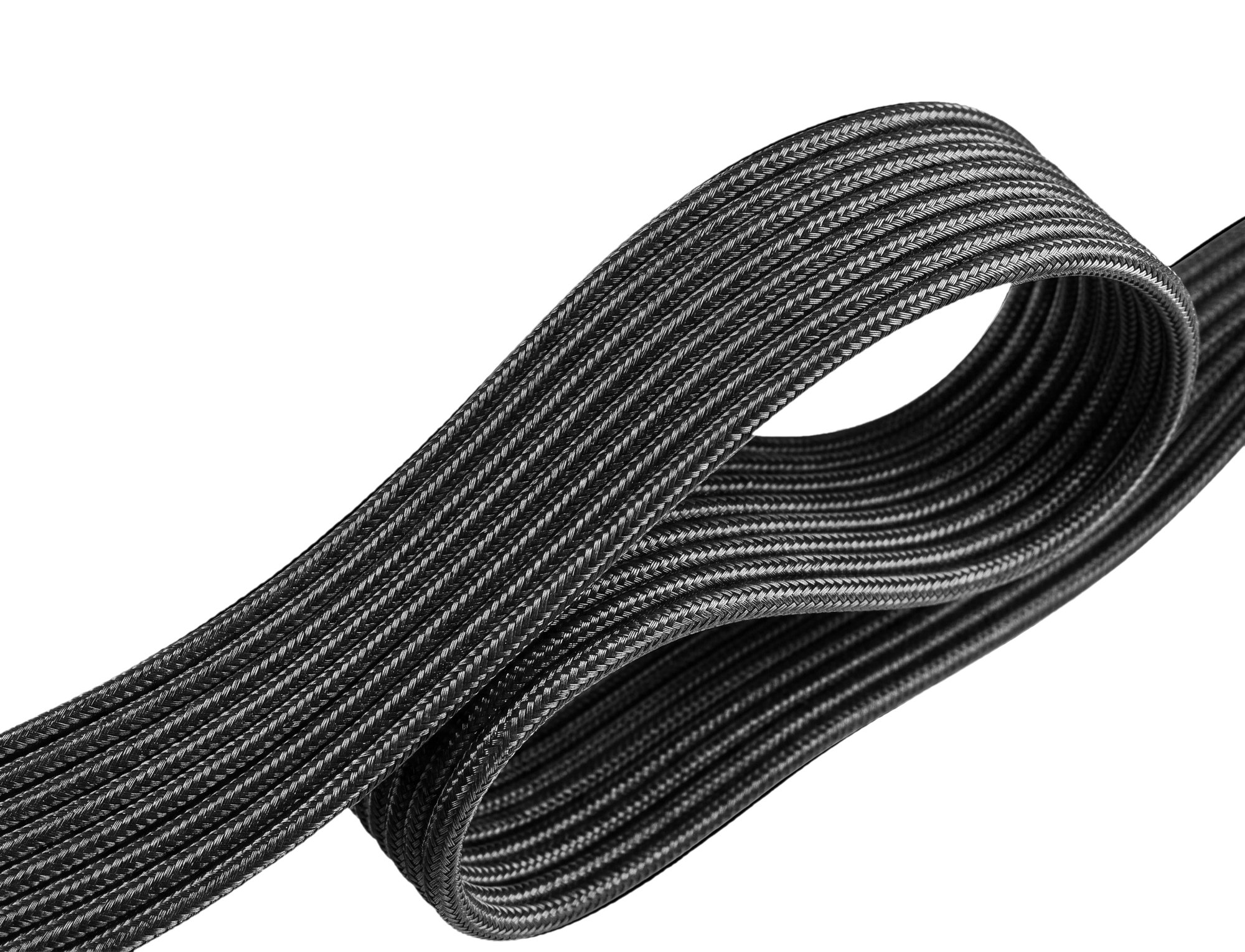 Un cable trenzado negro y gris curvo sobre un fondo blanco.