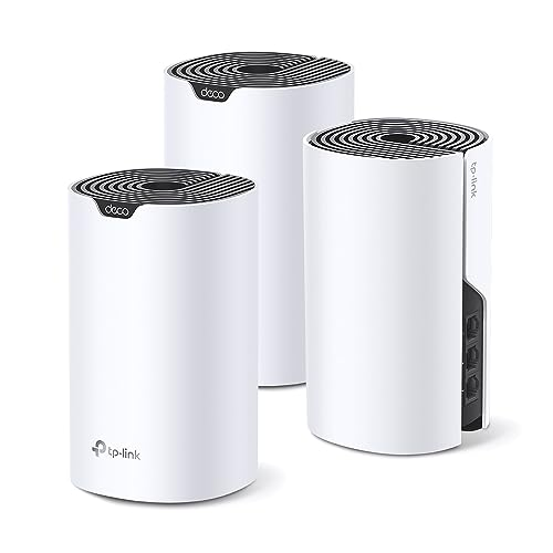 Tre router Wi-Fi mesh TP-Link Deco cilindrici bianchi su sfondo bianco.