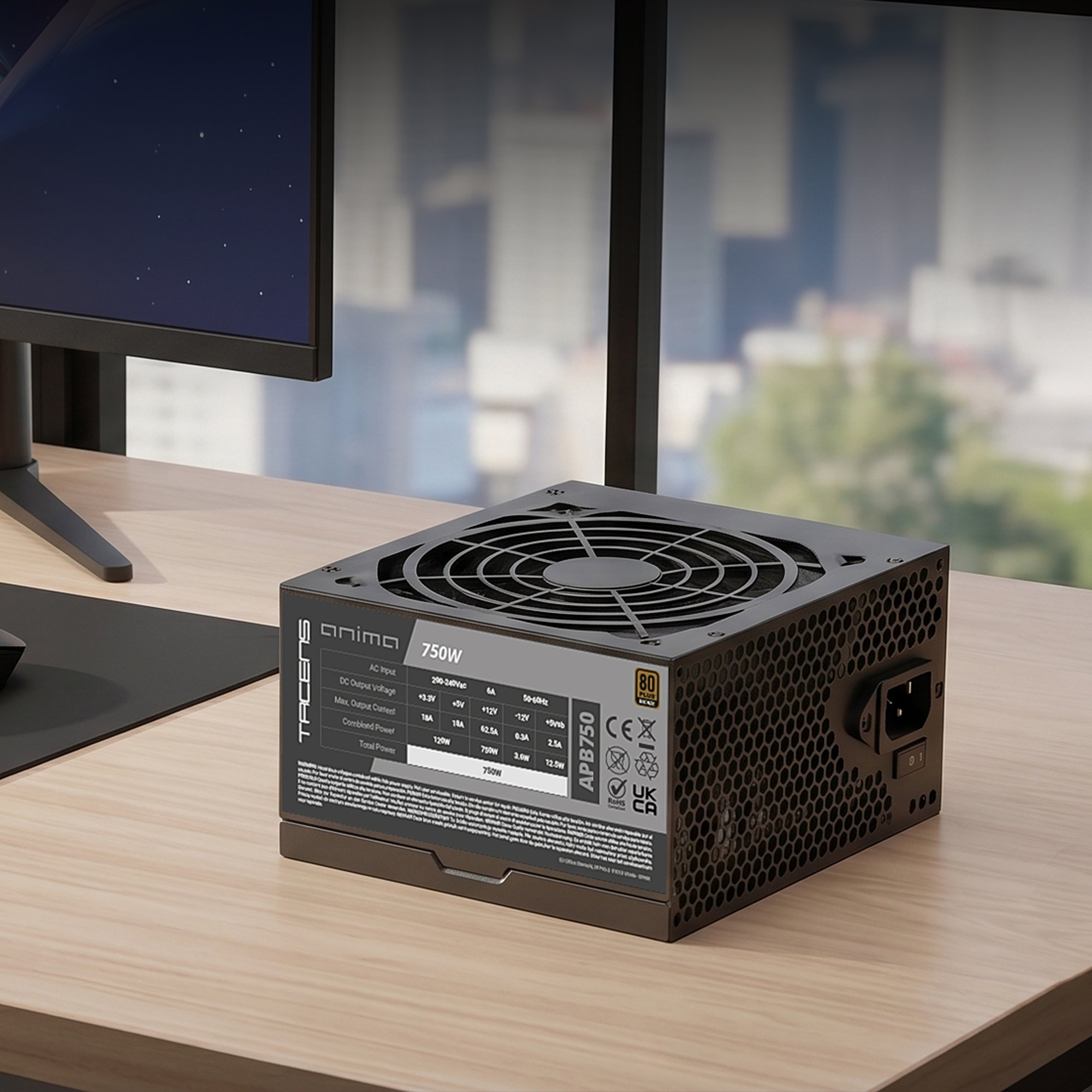Una fuente de alimentación negra de 750W está en un escritorio de madera con un monitor y una ventana.