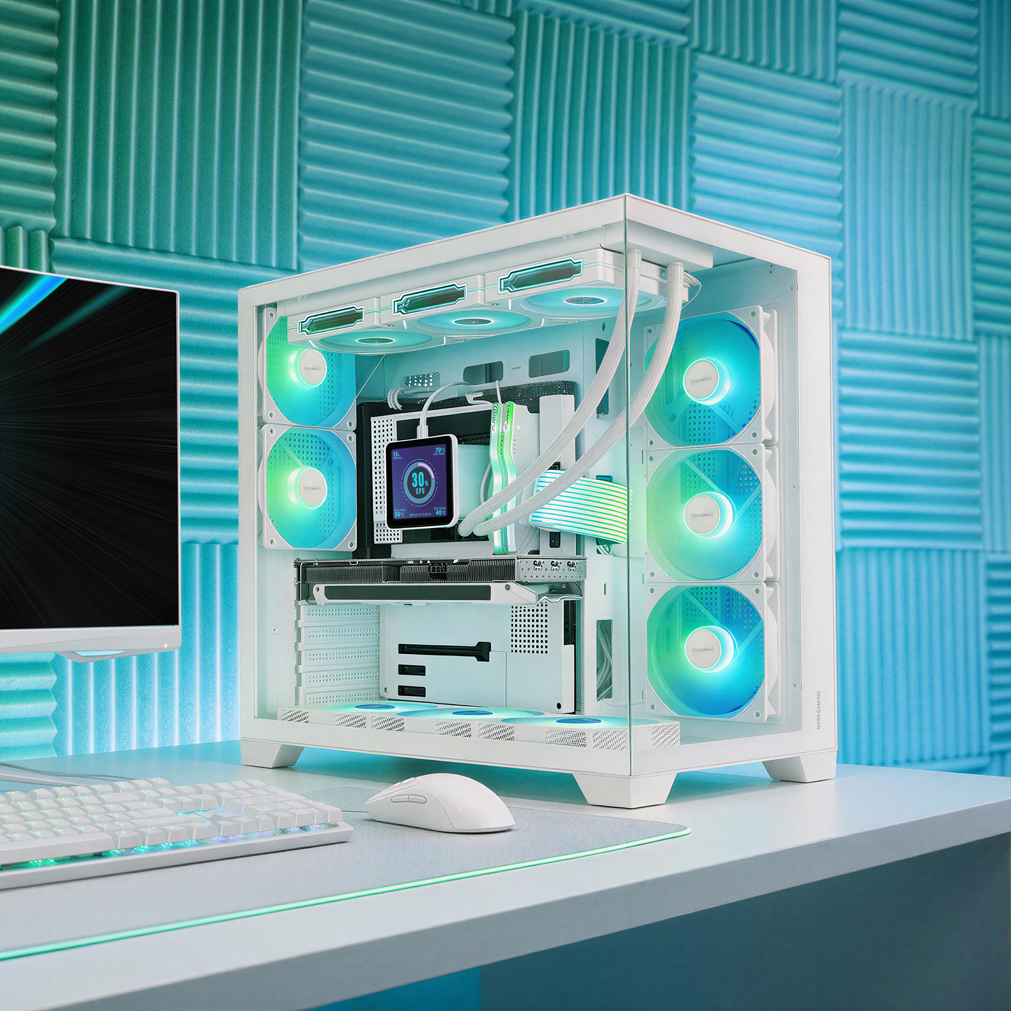 Un PC de juegos blanco con ventiladores RGB azules brillantes y una pantalla de monitor sobre un escritorio y paredes azules.