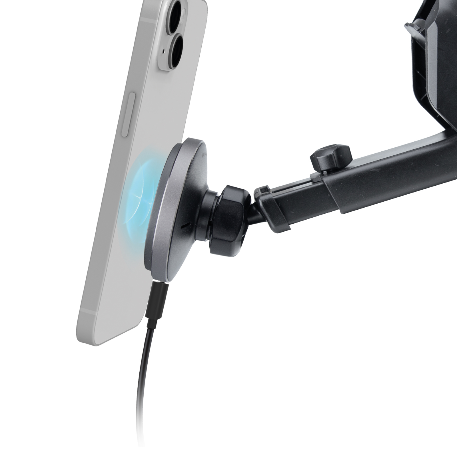 Uno smartphone è attaccato magneticamente a un supporto per auto nero e viene caricato tramite un cavo.