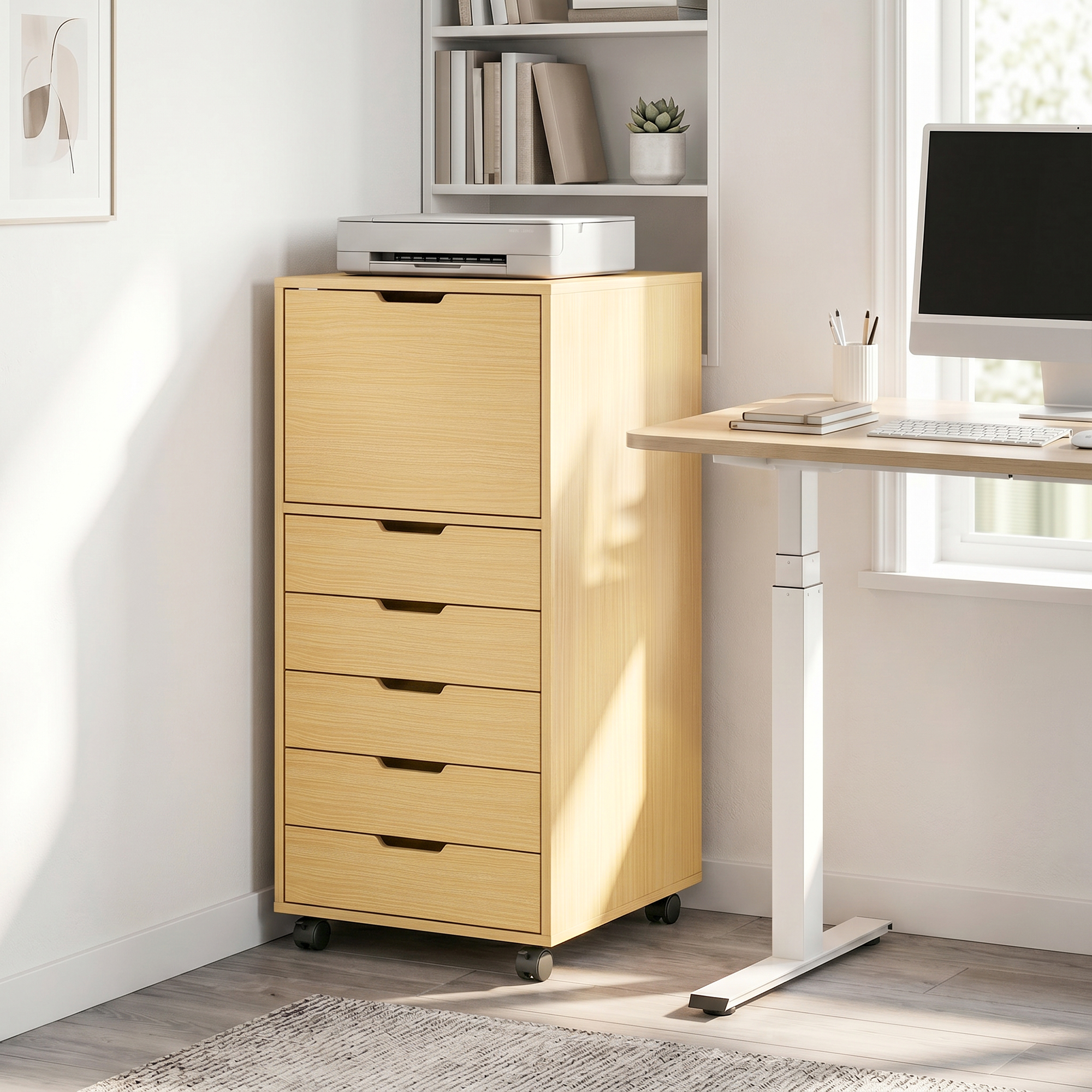Un armario con ruedas de madera clara y seis cajones se encuentra en una habitación luminosa junto a un escritorio.