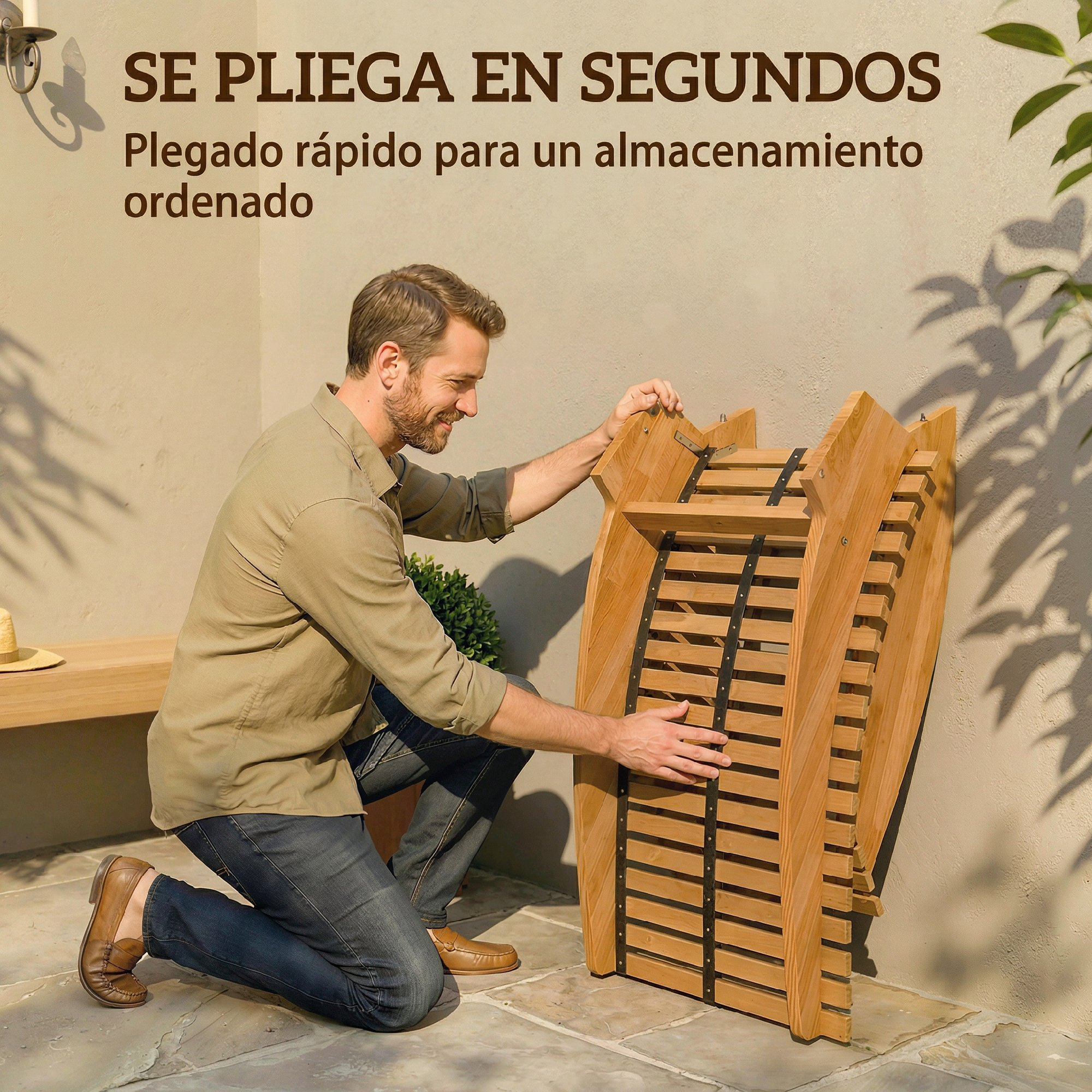 Un hombre se arrodilla en un patio plegando una tumbona de madera, con texto en español.