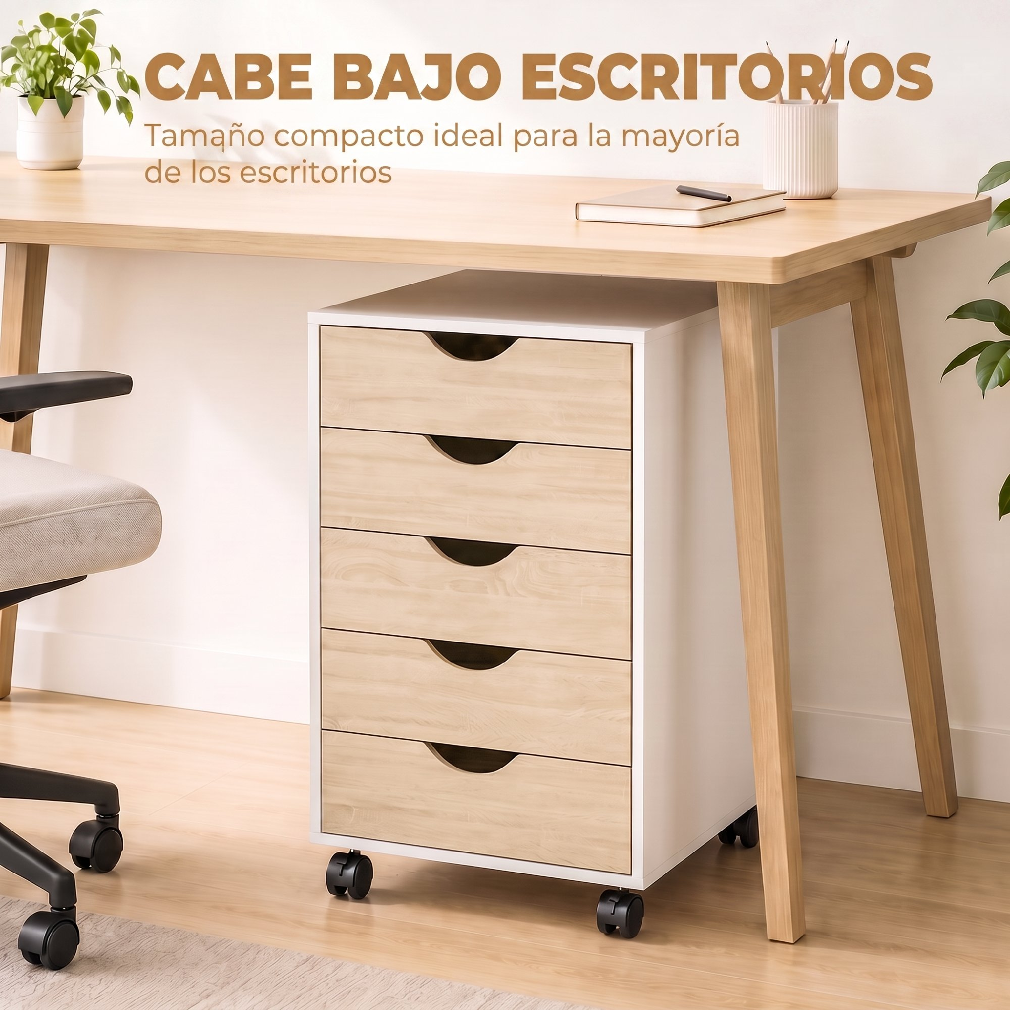 Un archivador blanco con cinco cajones de madera cabe bajo un escritorio de madera junto a una silla.