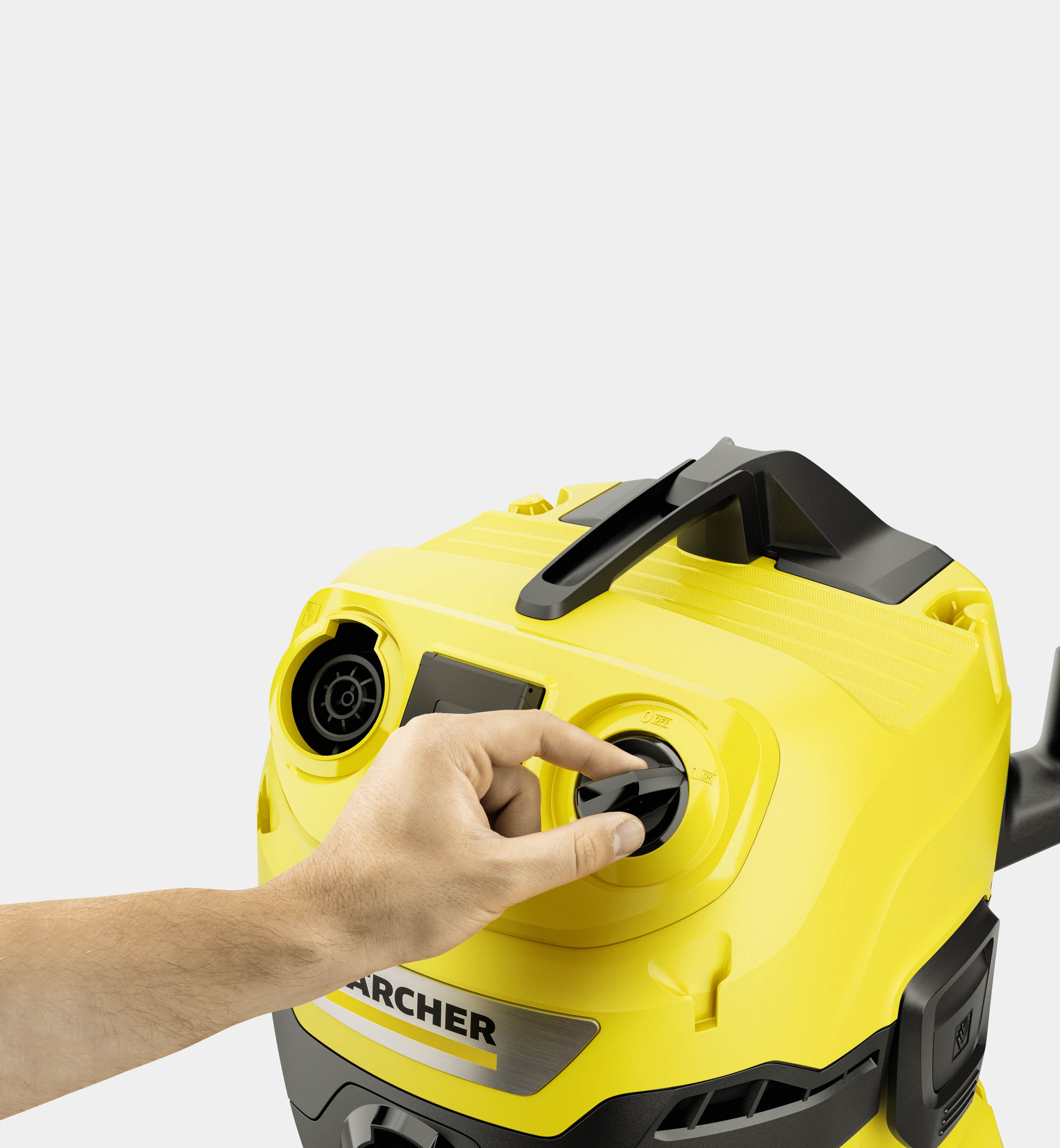 Una mano gira l'interruttore nero di un aspirapolvere e aspiraliquidi Karcher giallo.