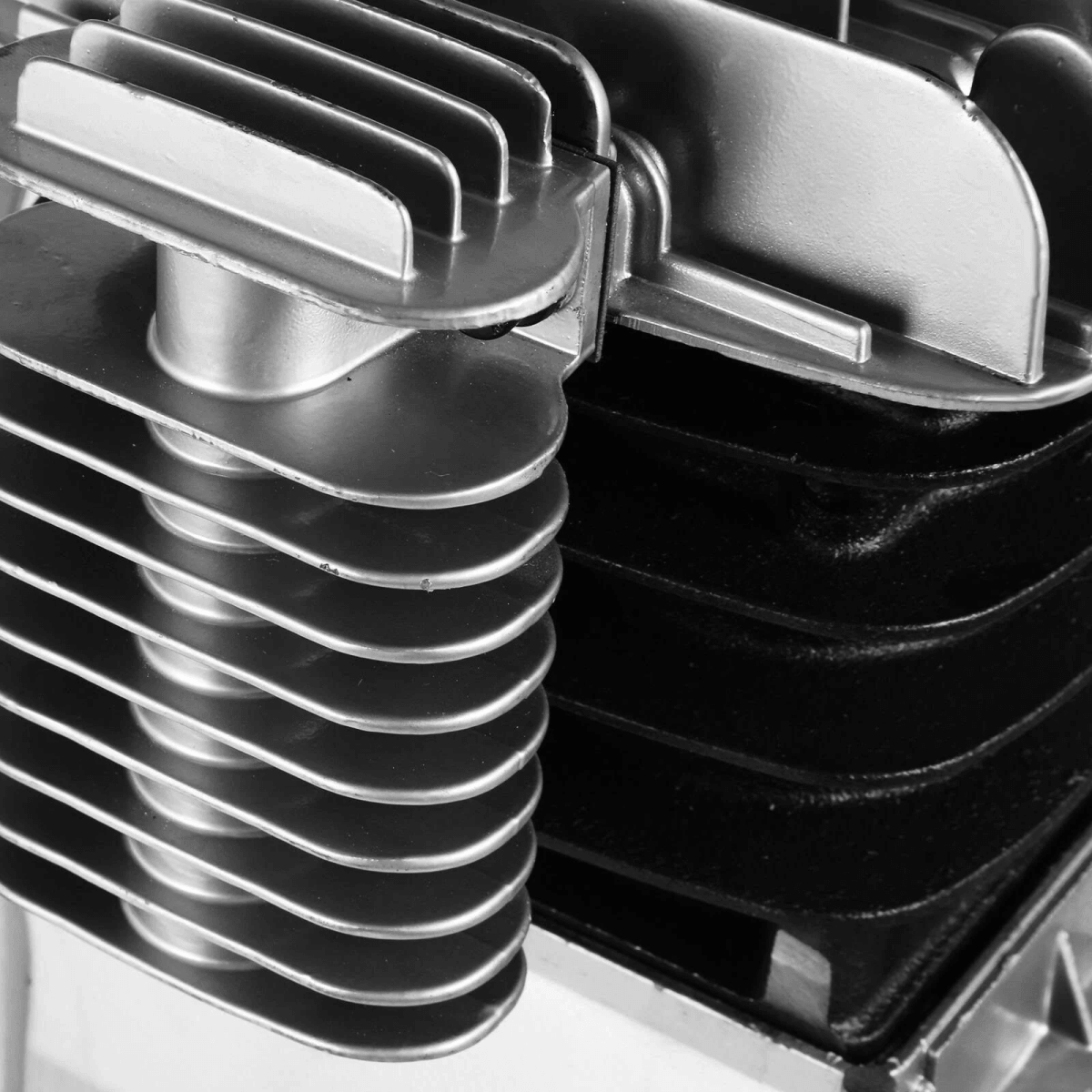 Primer plano de aletas de refrigeración en blanco y negro.
