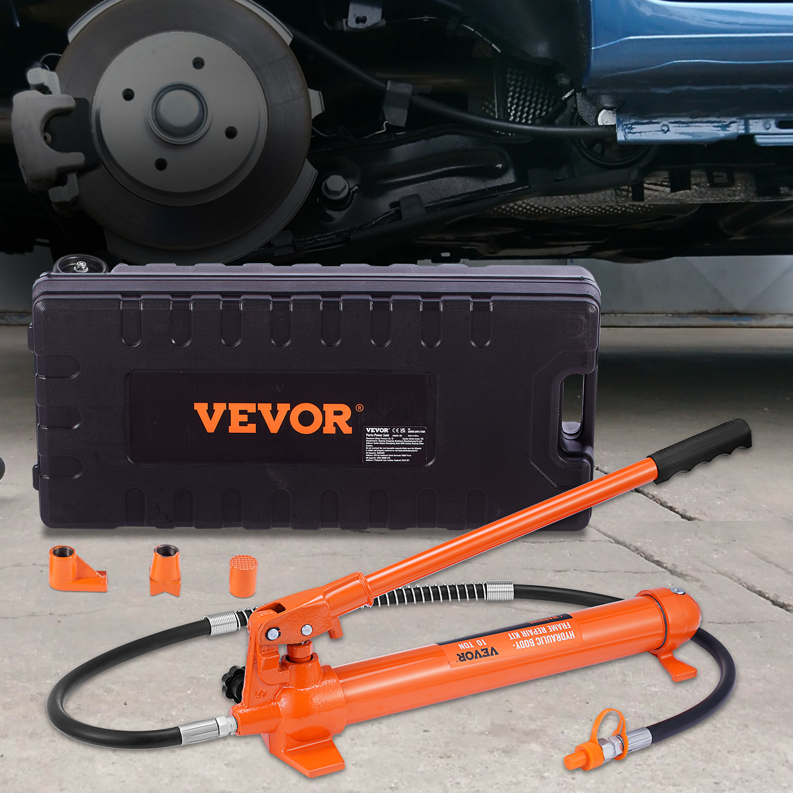 Una bomba hidráulica naranja VEVOR con manguera, accesorios y un maletín negro frente a un coche.