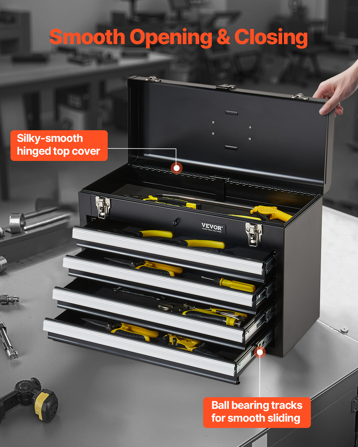 Una caja de herramientas de metal negro con cuatro cajones abiertos llenos de herramientas y una tapa con bisagras.
