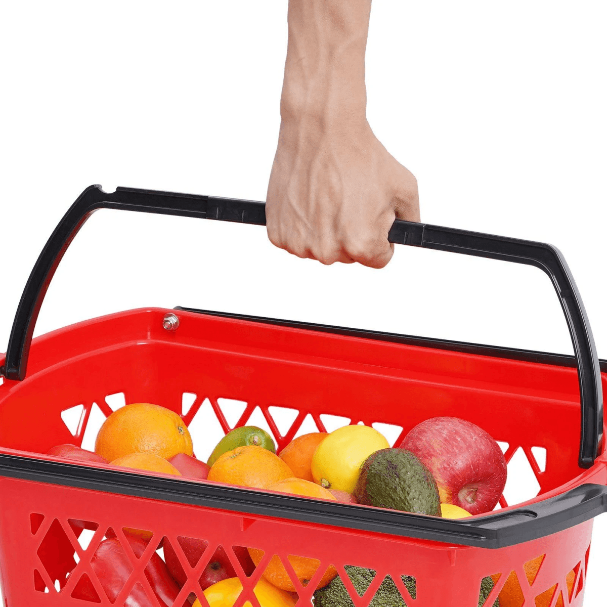 Una mano lleva una cesta de la compra roja llena de frutas y verduras frescas.