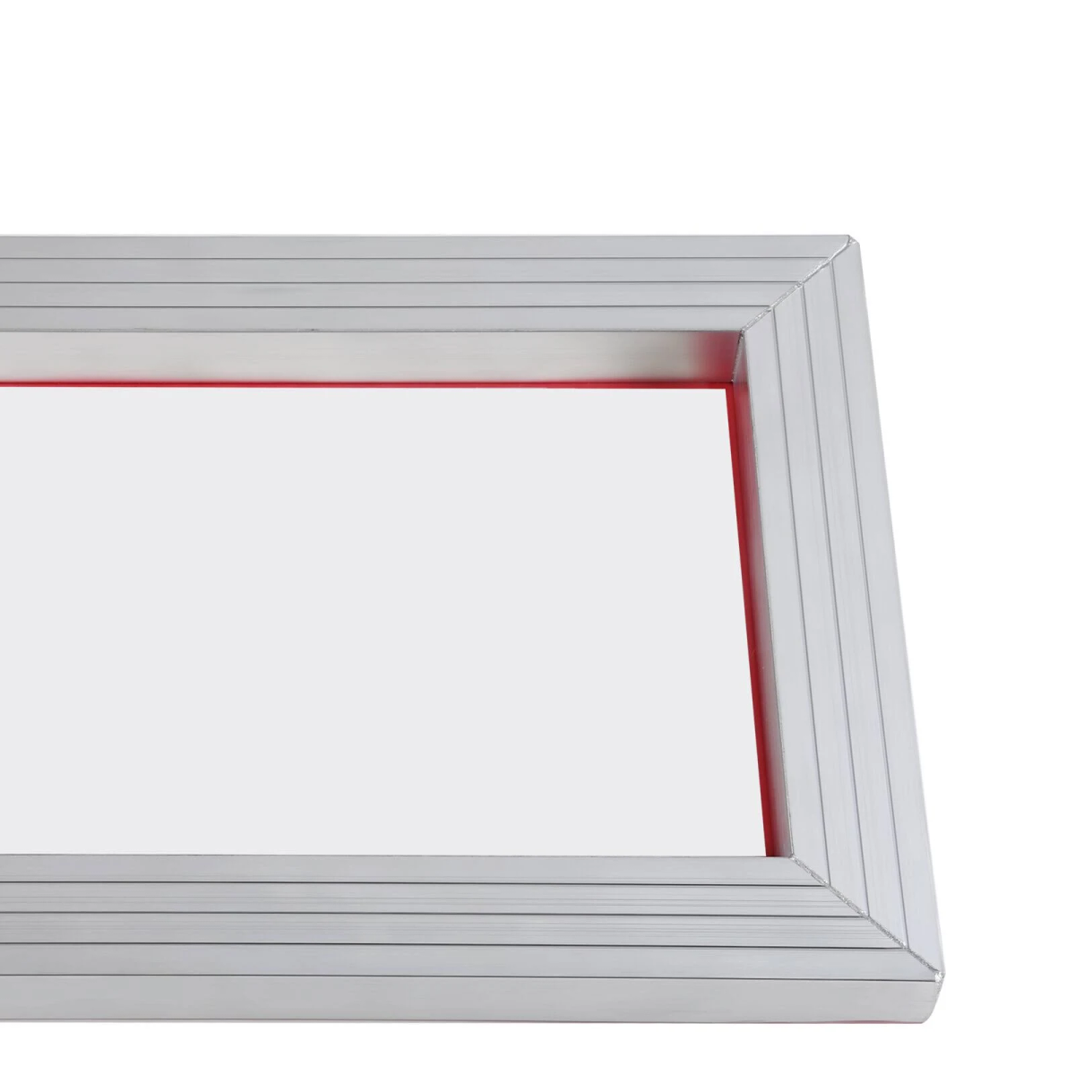 Un marco de metal plateado con diseño ranurado rodea un área blanca con borde rojo sobre fondo blanco.