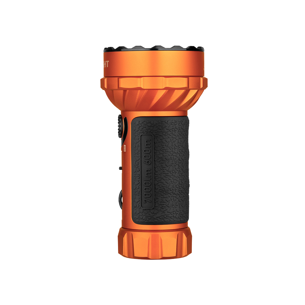Una linterna LED compacta naranja y negra con agarre texturizado sobre fondo blanco.