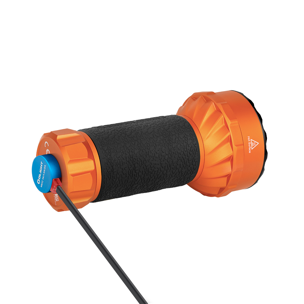 Una linterna naranja y negra con un cable de carga magnético azul sobre fondo blanco.