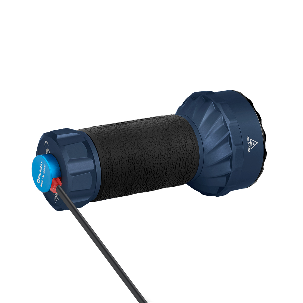 Una linterna azul y negra con un cable de carga magnético en la base.