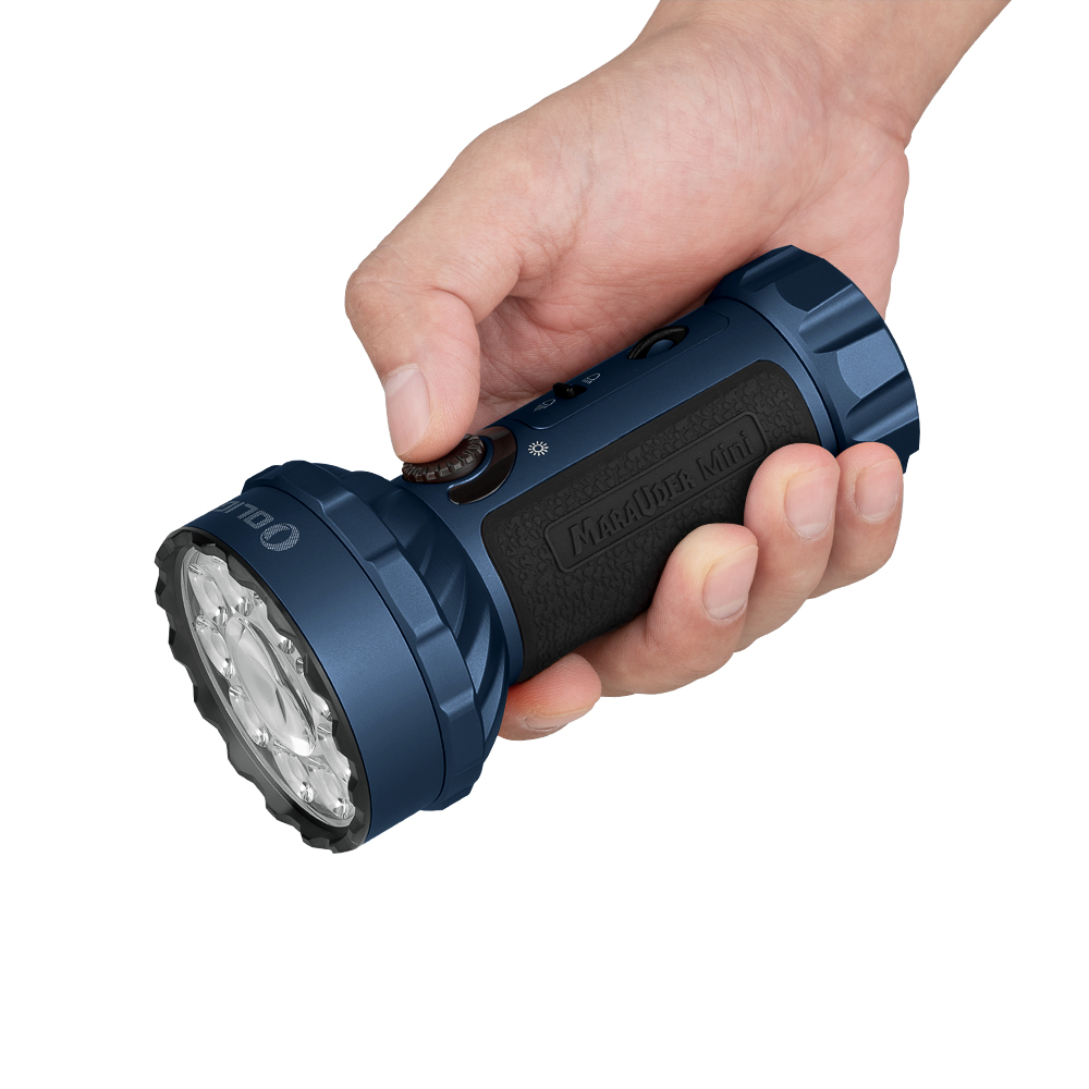 Una mano sostiene una linterna azul con lentes LED redondas y empuñadura negra sobre fondo blanco.