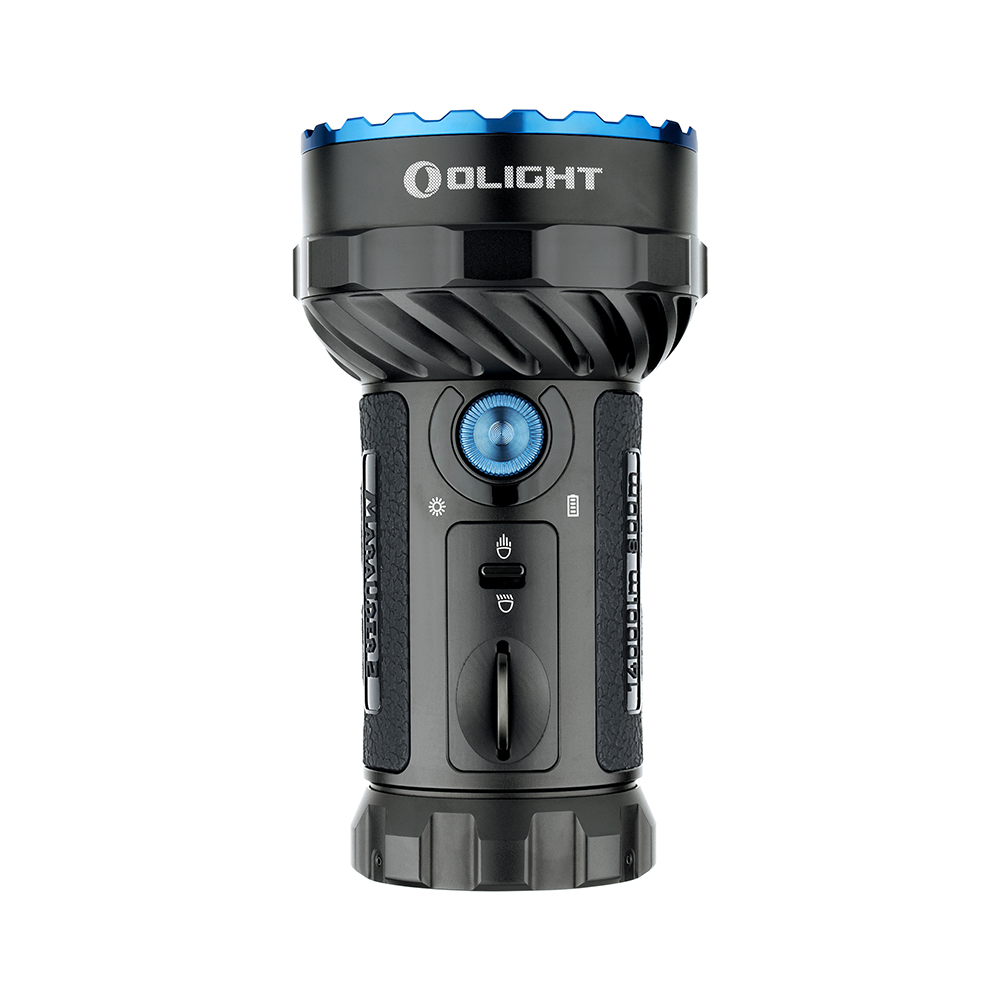 Linterna Olight negra con detalles azules, botones de control y agarre texturizado sobre fondo blanco.