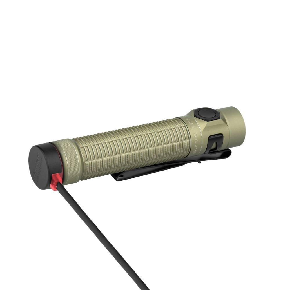 Una linterna verde oliva con clip, interruptor negro y cable de carga conectado sobre fondo blanco.